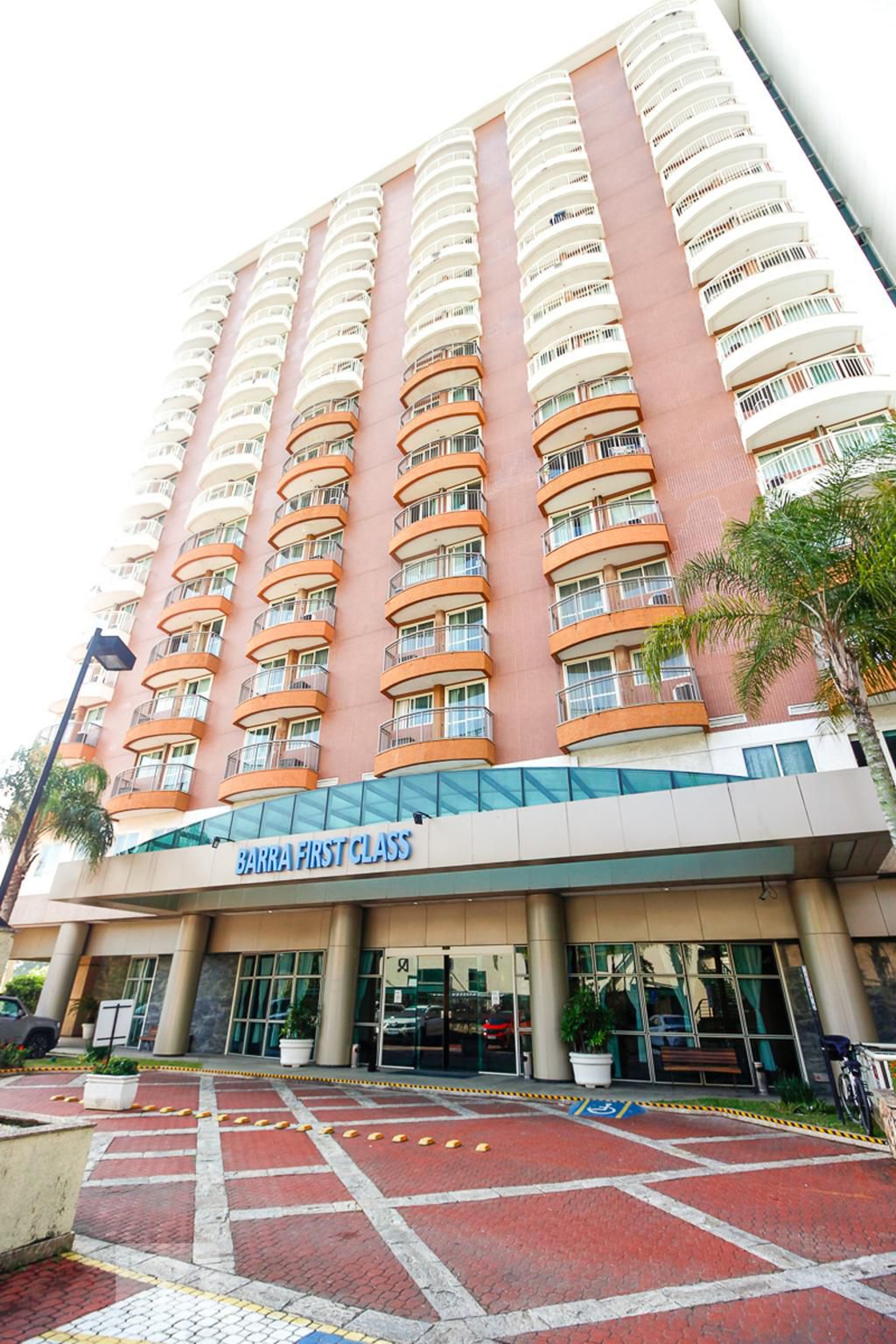 Fachada do Prédio Condomínio Barra First Class