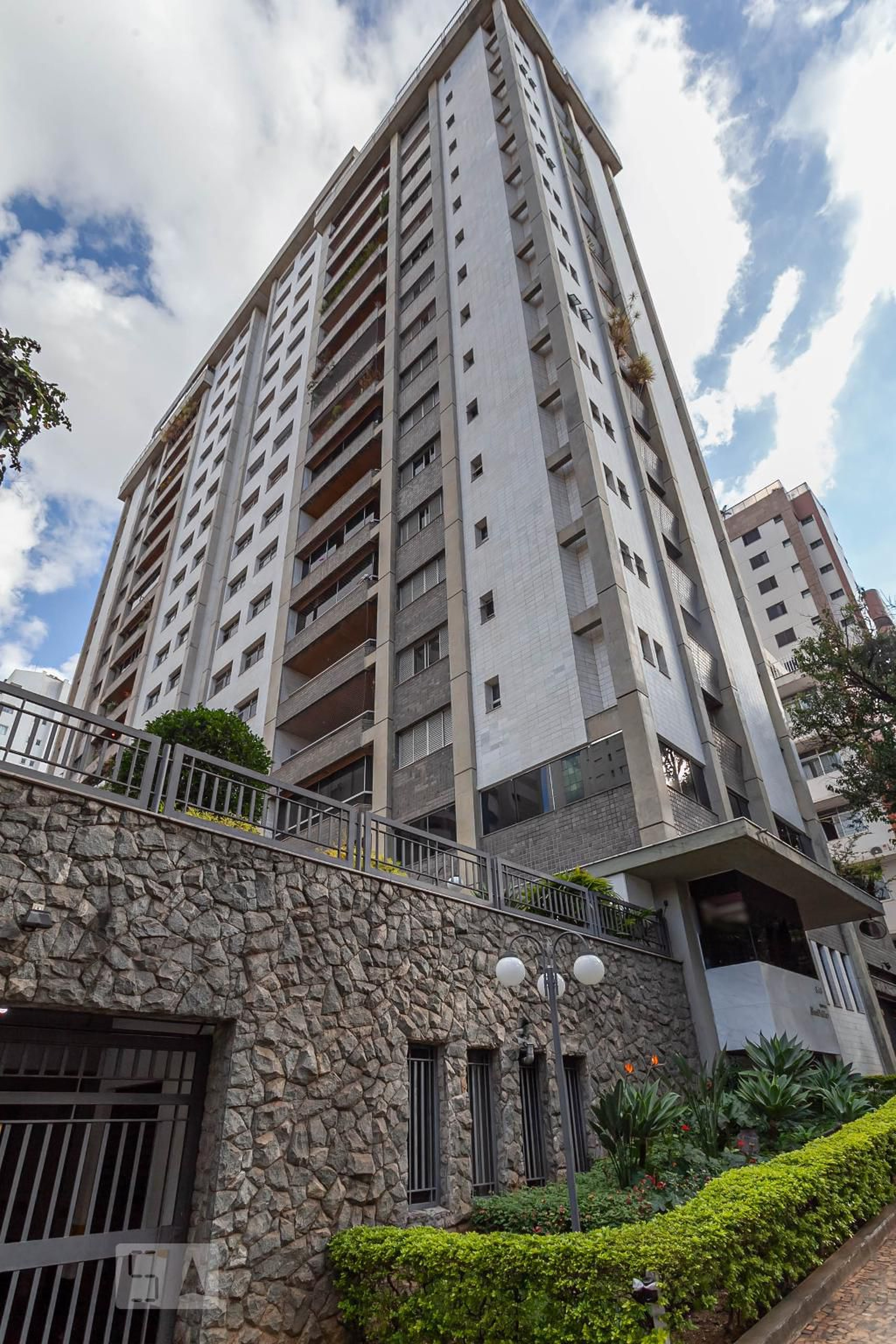 Fachada do prédio Condomínio em Rua Bernardo Guimarães, 2145