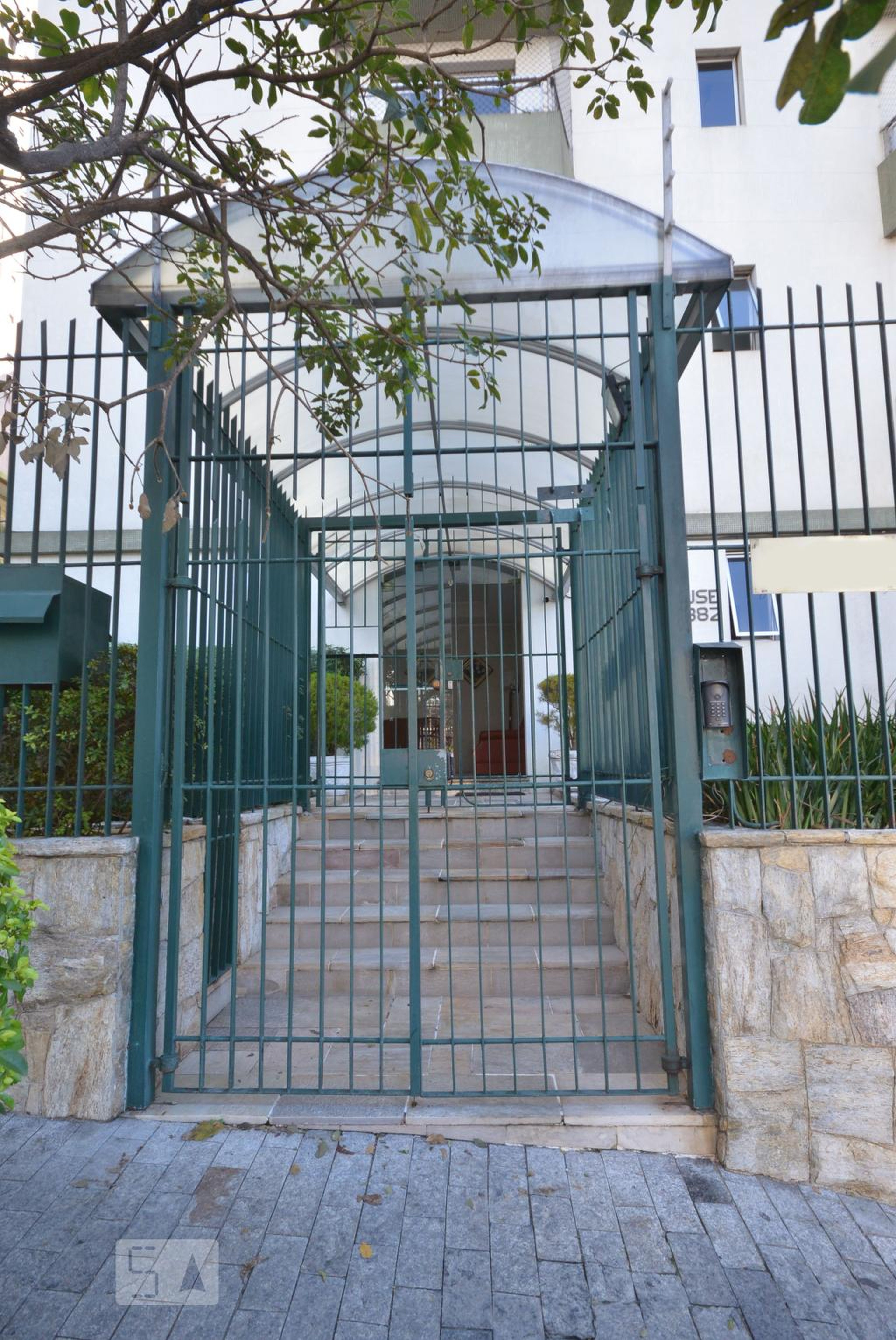 Entrada - Golden House