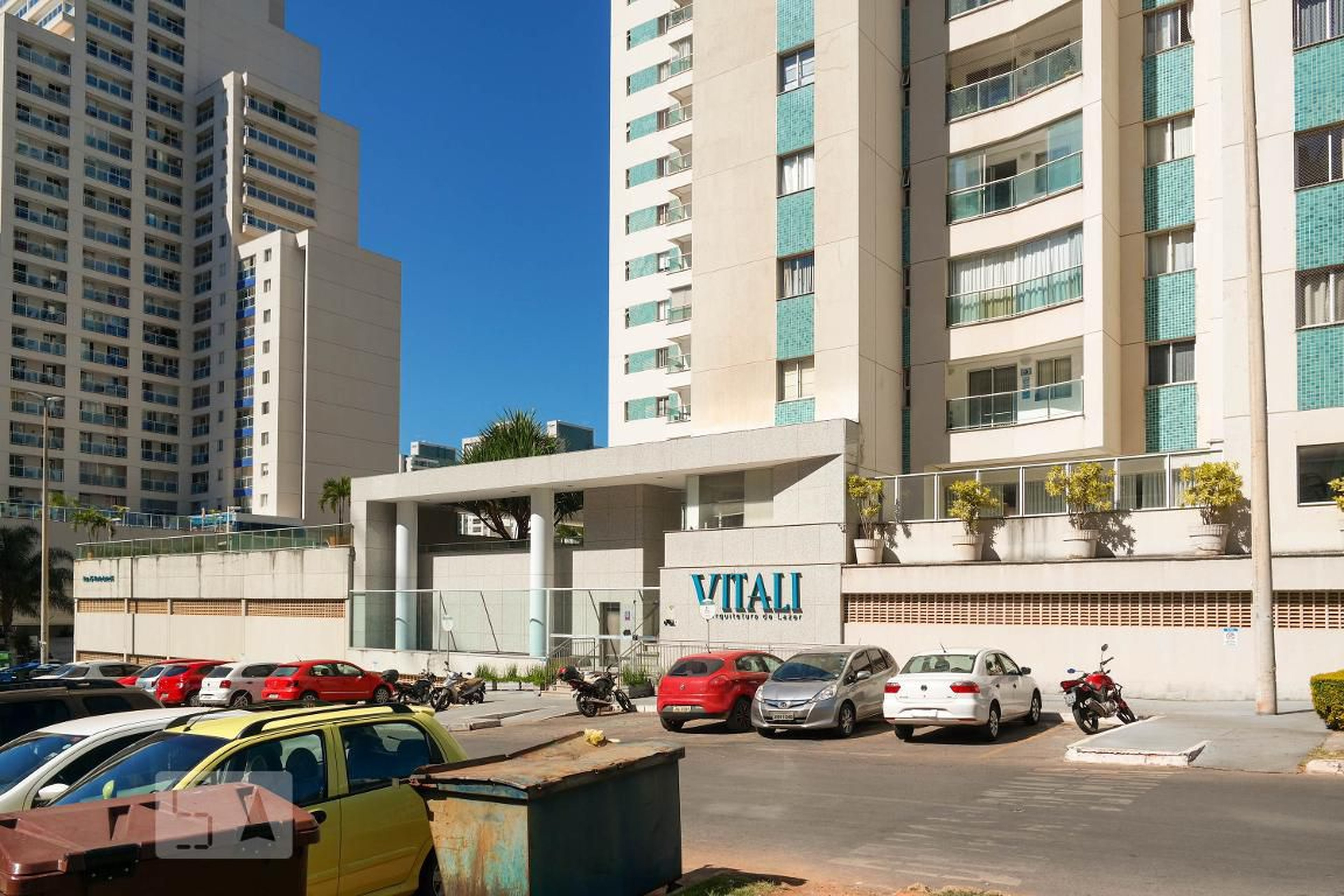 Fachada Condomínio em Rua 25, 05