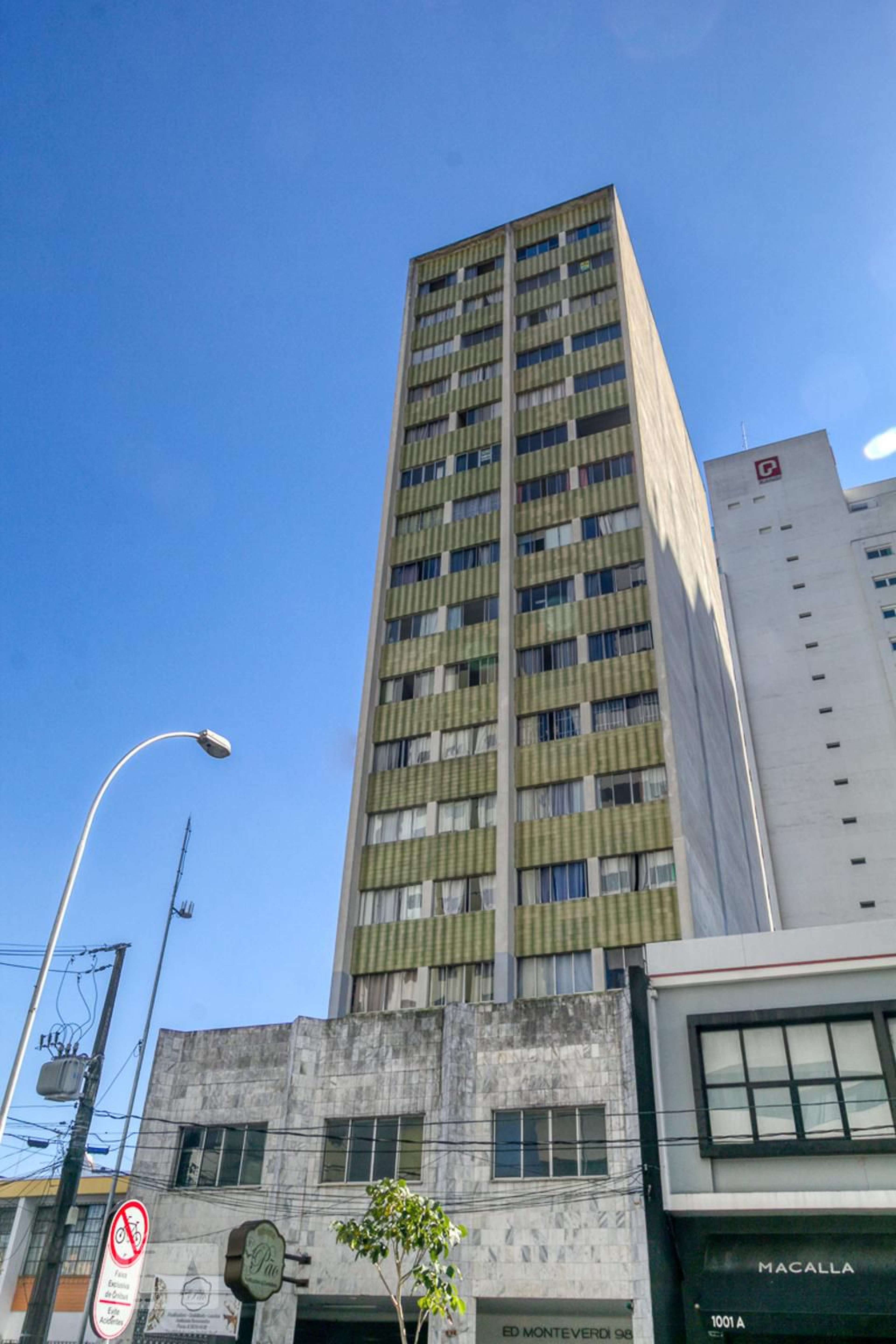 Fachada Condomínio em Av. João Gualberto, 500