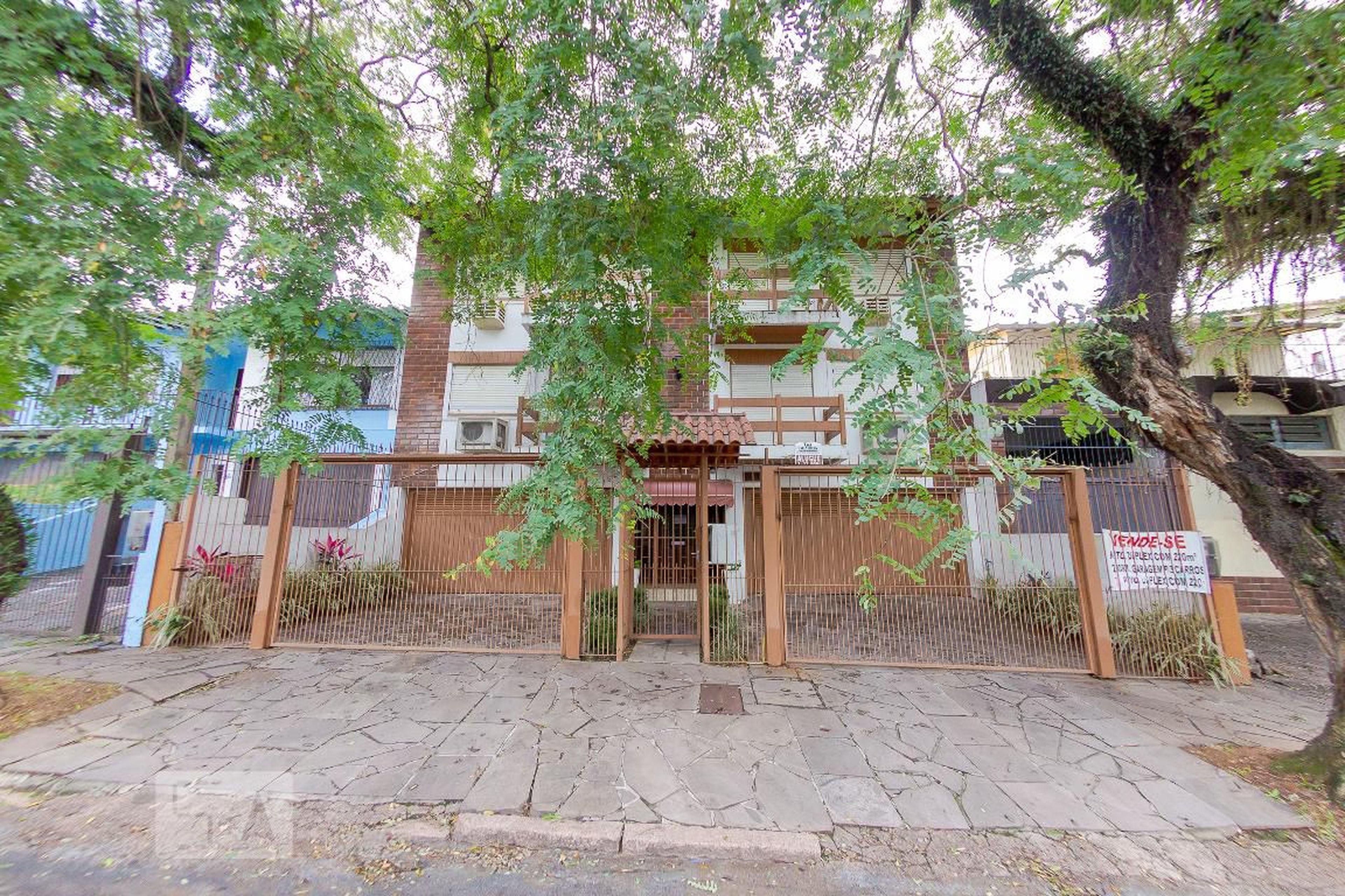 Fachada do Prédio Condomínio em Rua Professora Cecy Cordeiro Tofehrn, 156