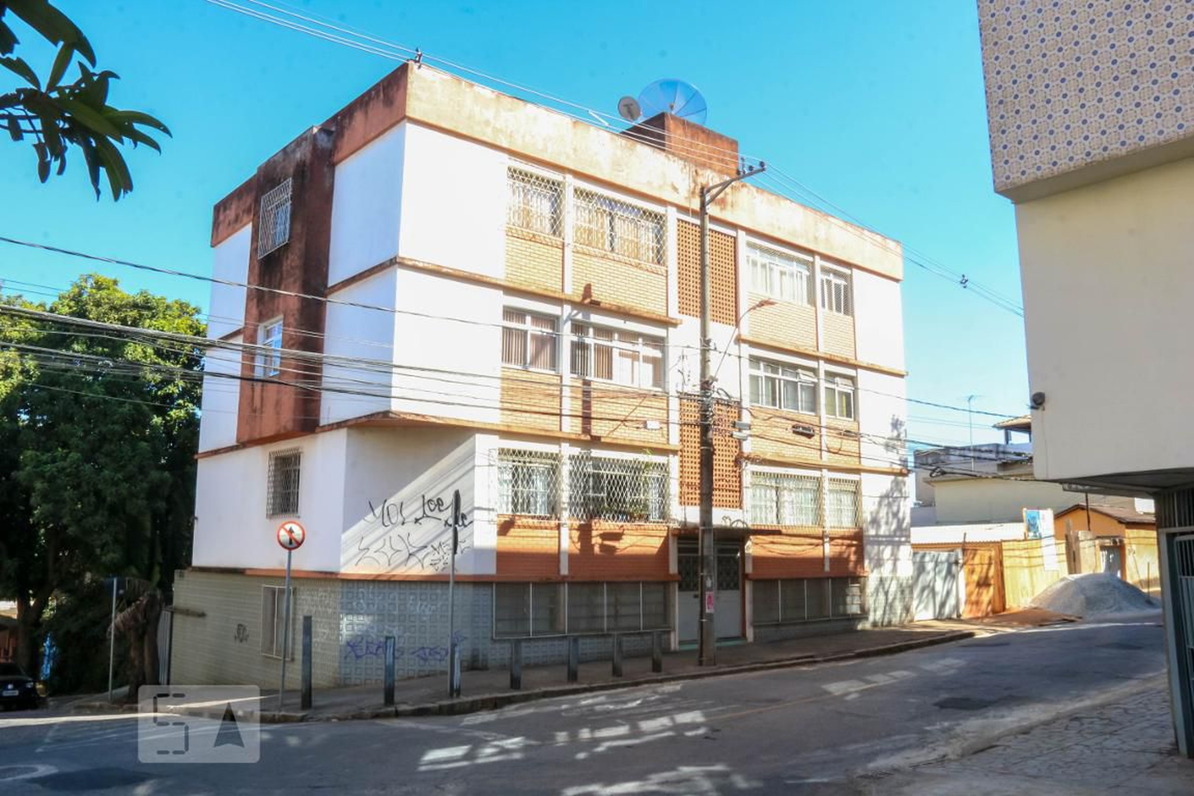 Fachada Condomínio em Rua Monte Simplon, 450