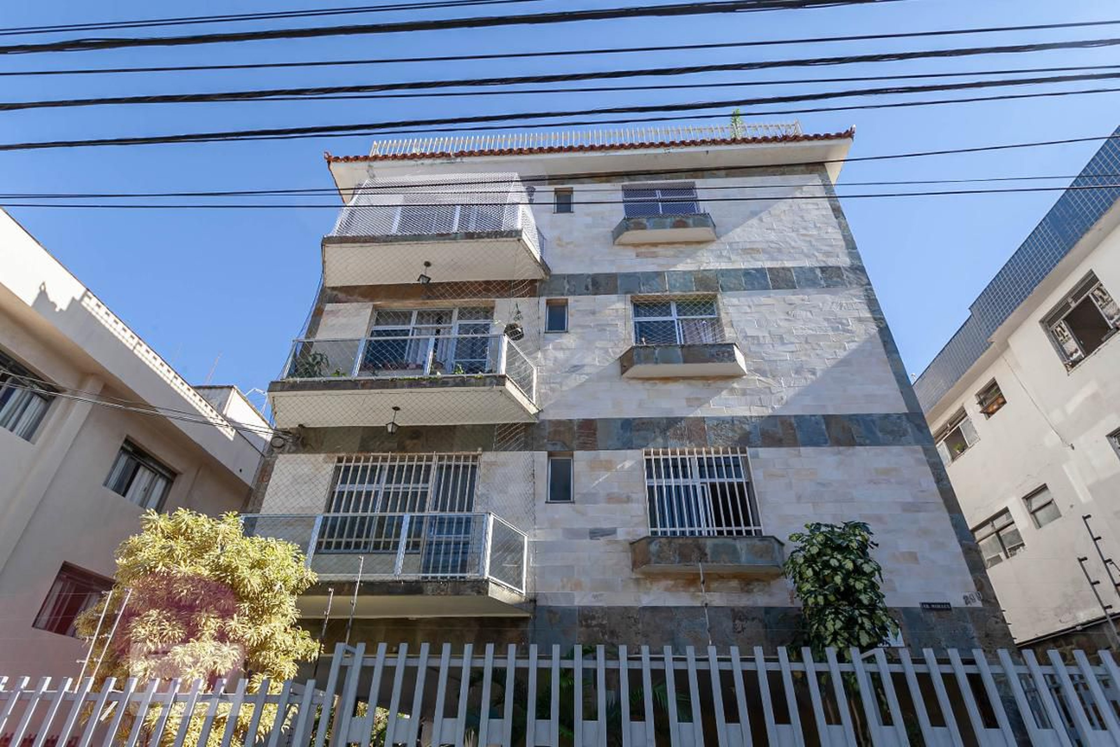 Fachada do prédio Condomínio em Rua Professor Amedee Peret, 299