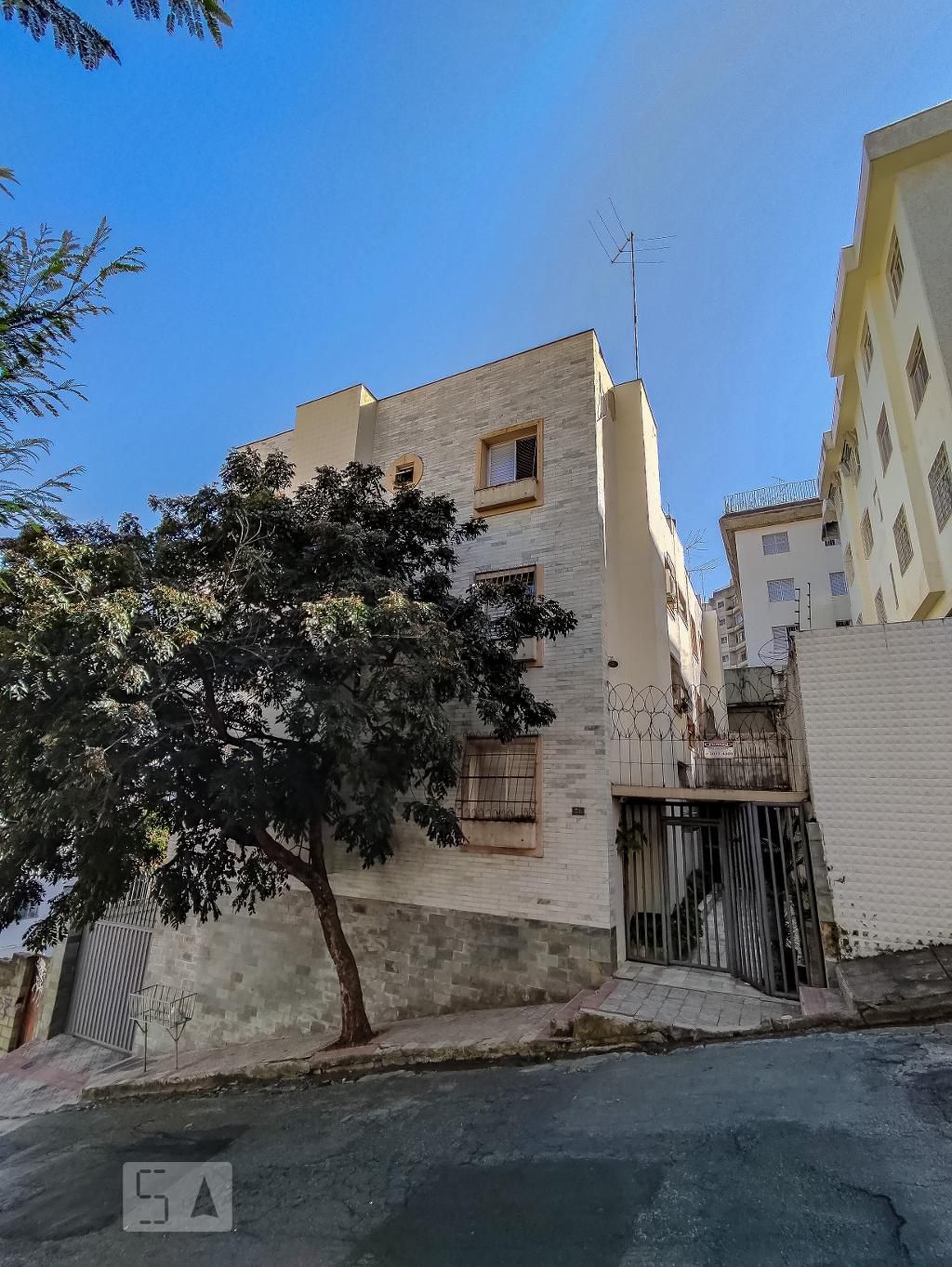 Fachada Condomínio em Rua Professor Aníbal de Matos, 71