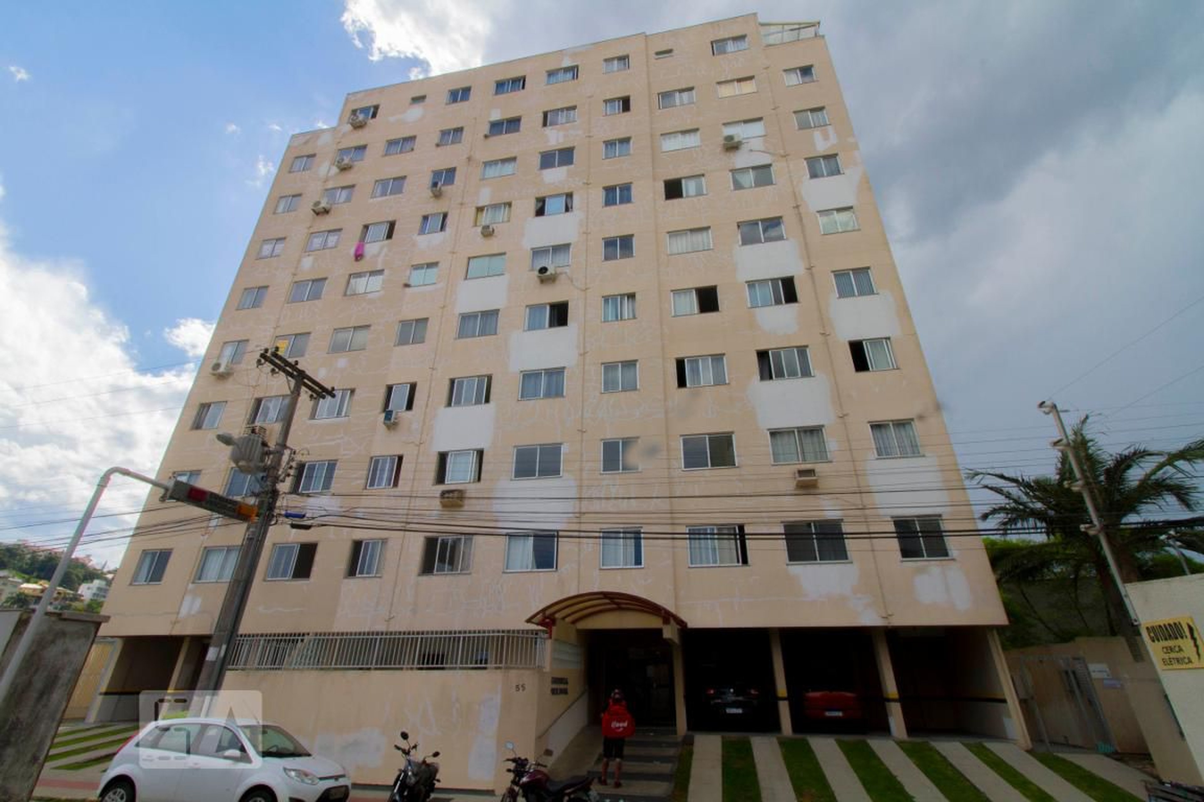 Fachada Condomínio em Rua Araci Bernardina Hermes, 100