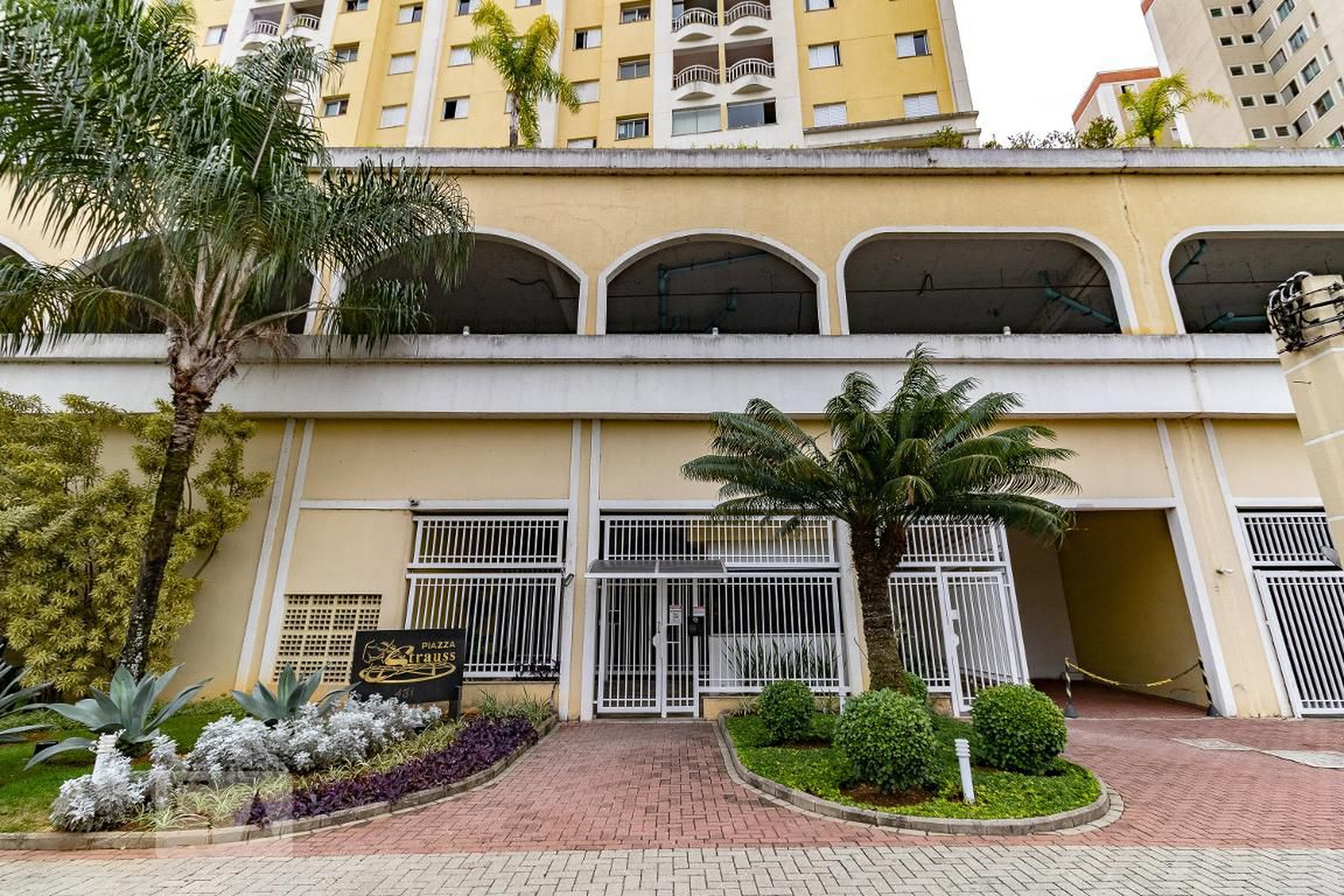 Fachada do Condomínio Condomínio Piazza Strauss