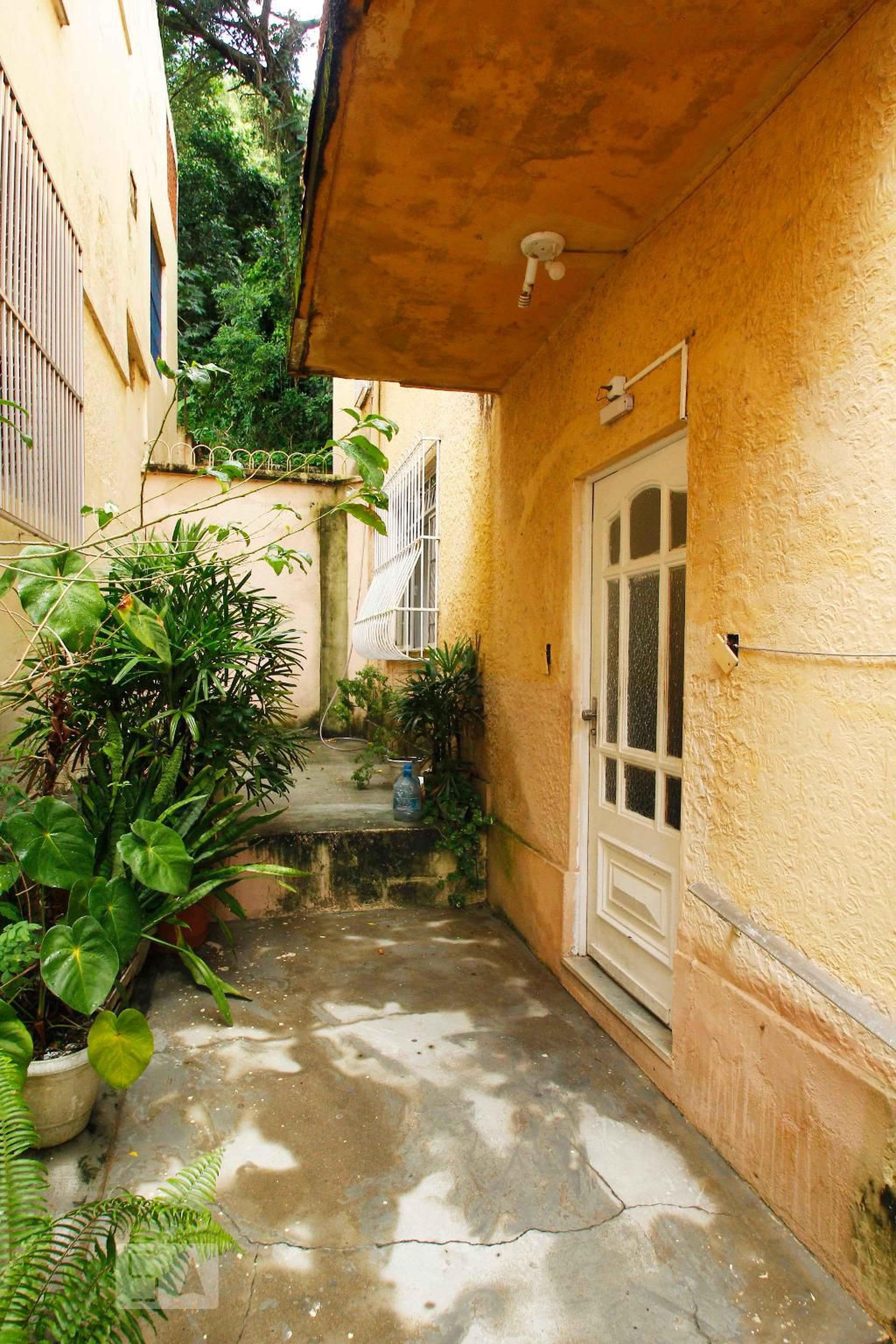 Fachada Condomínio em Rua Álvaro Ramos, 181