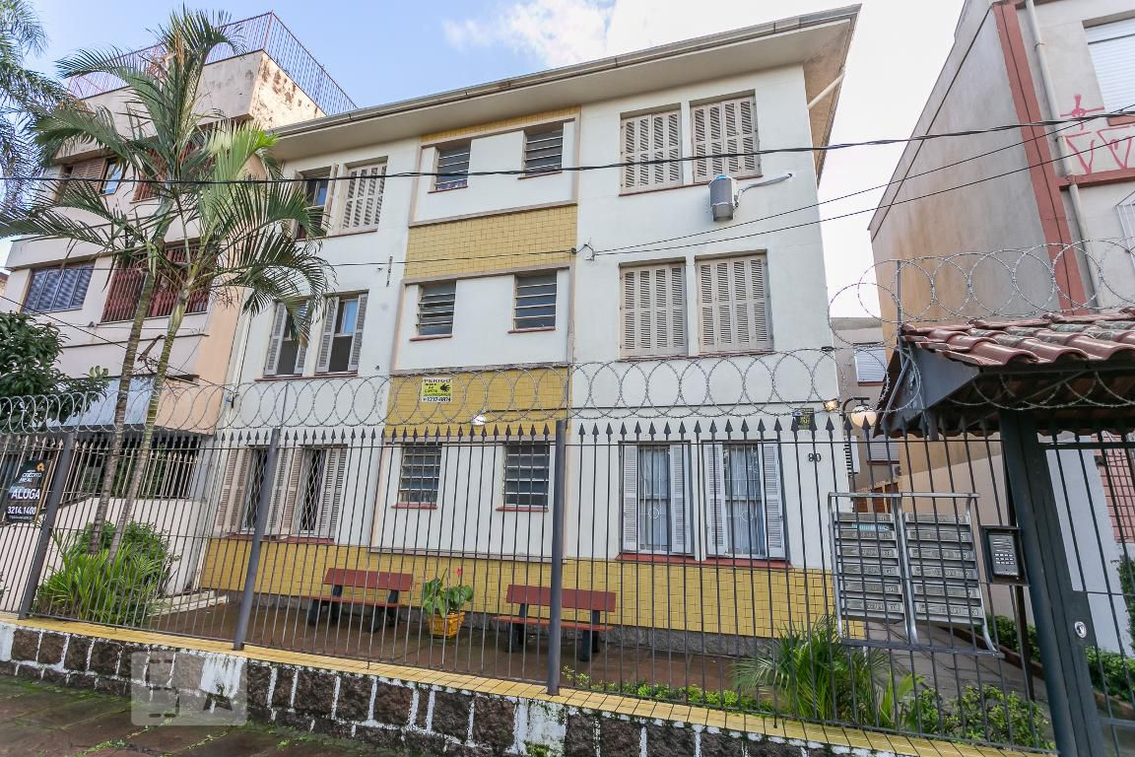 Fachada Condomínio em Rua Viléla Taváres, 90