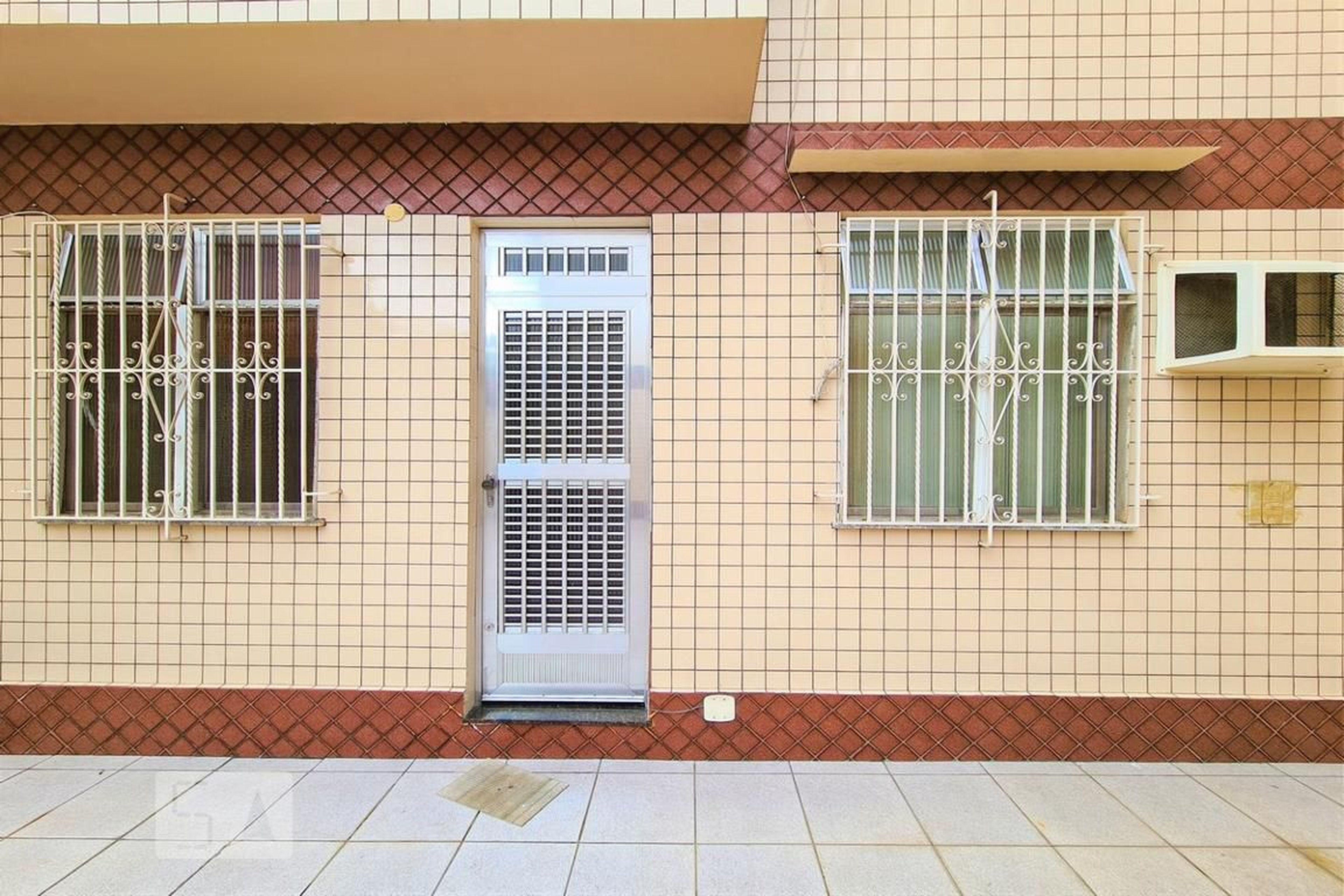 Fachada Condomínio em Rua Dona Claudina, 136