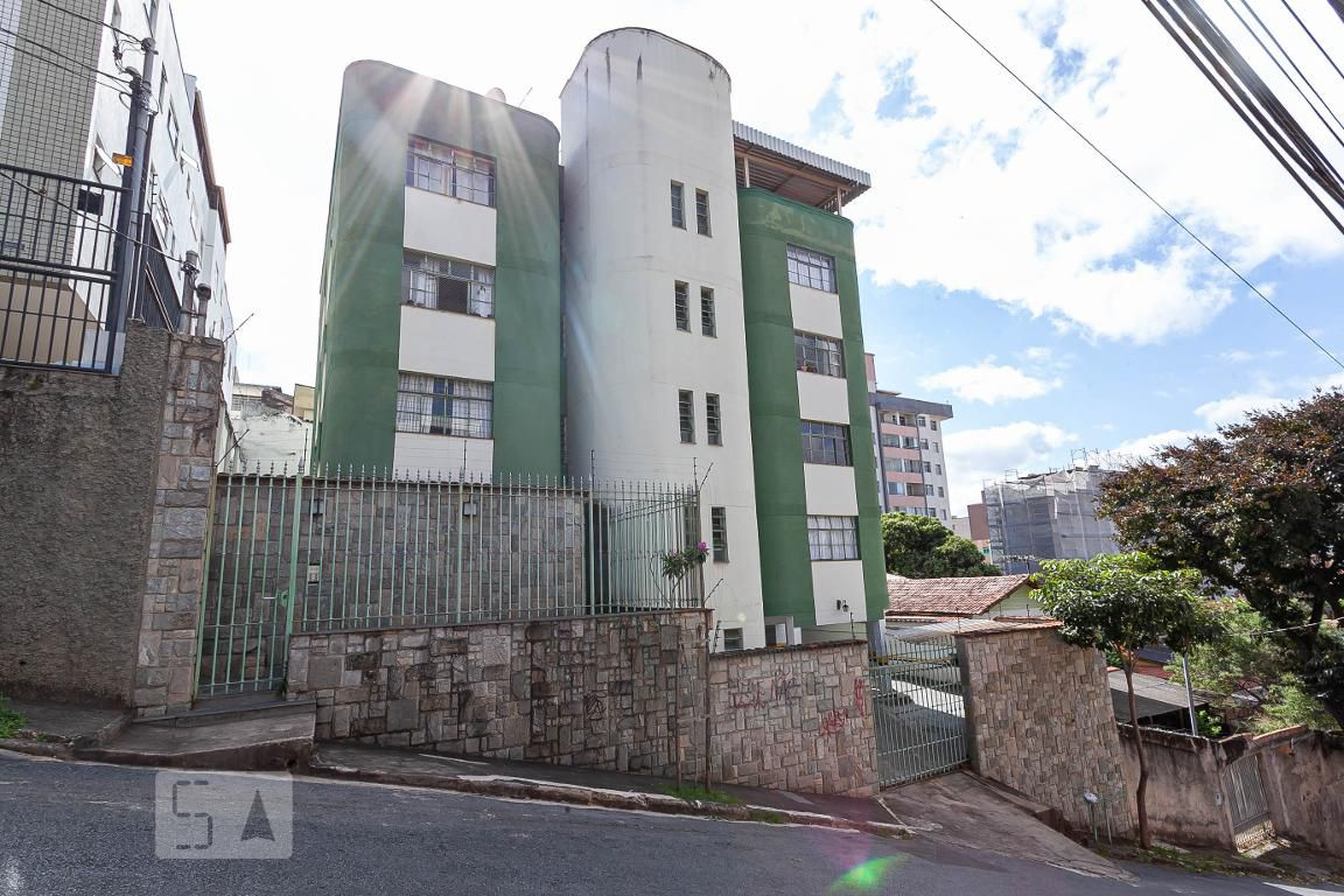 Fachada do prédio Condomínio em Rua Célia de Sousa, 237