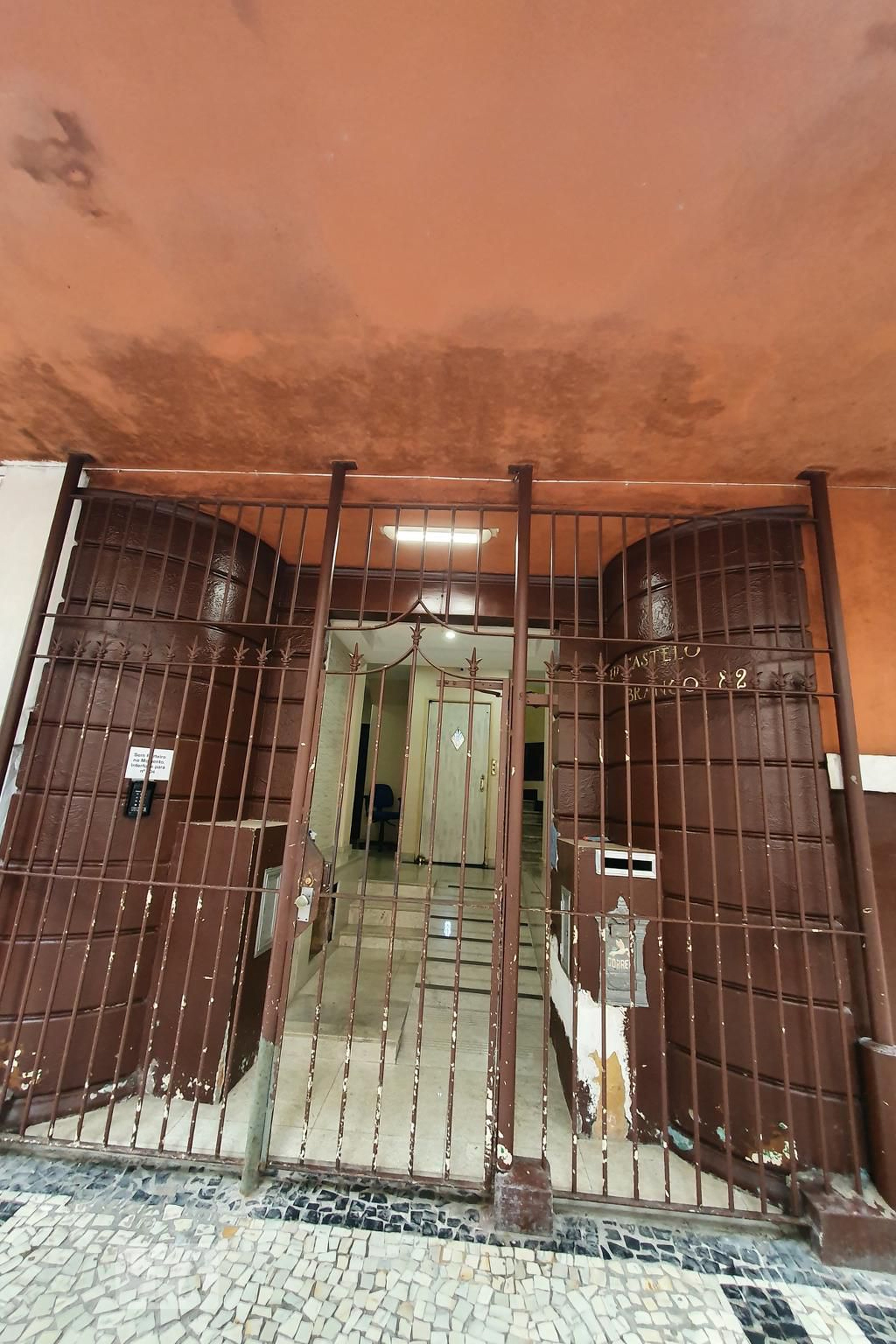 Fachada Condomínio em Rua Ministro Viveiros de Castro, 52