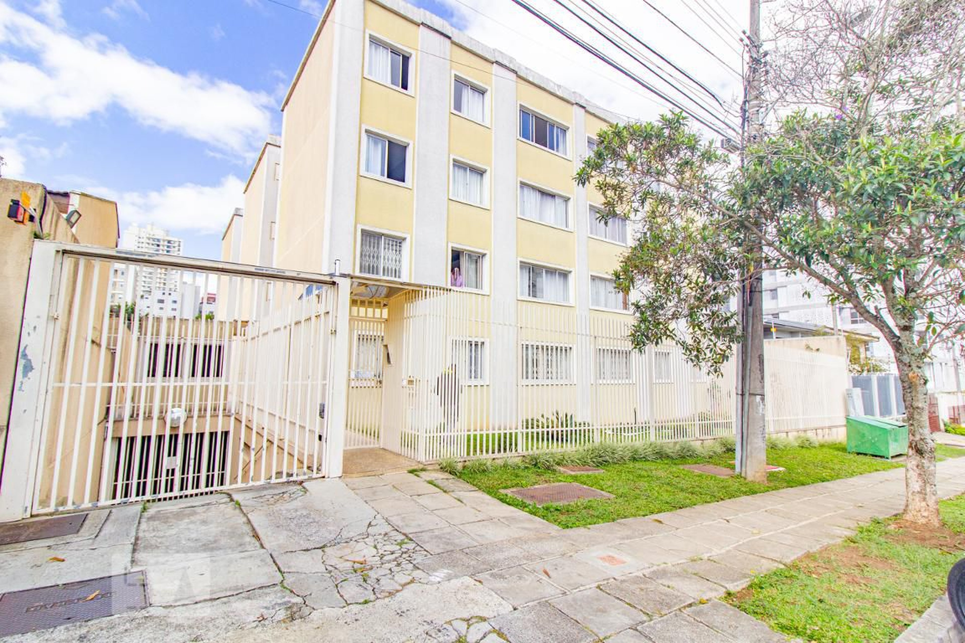 Fachada do Condomínio Condomínio em Rua Bororós, 61