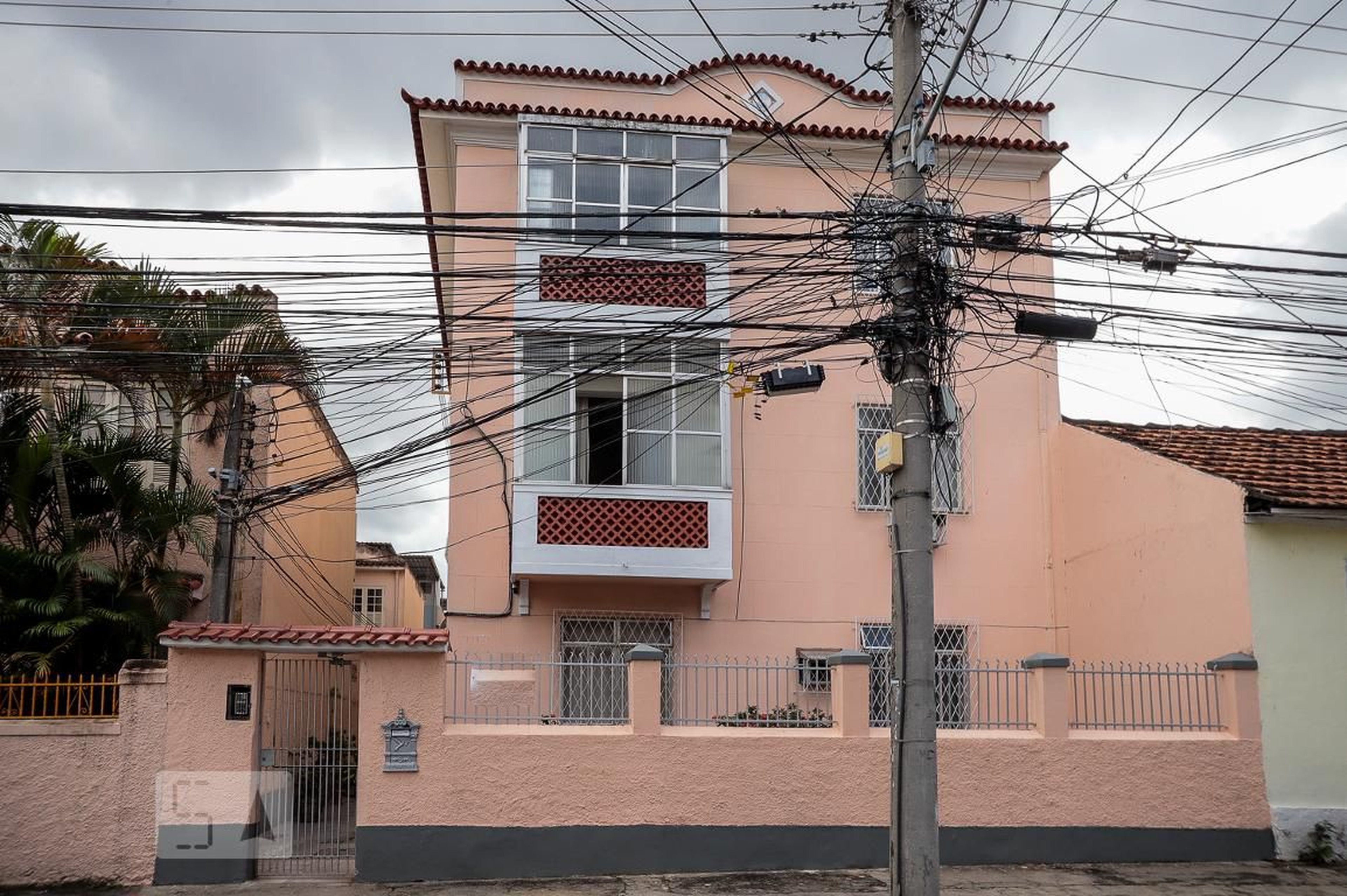 Fachada Condomínio em Rua Ana Leonidia, 268