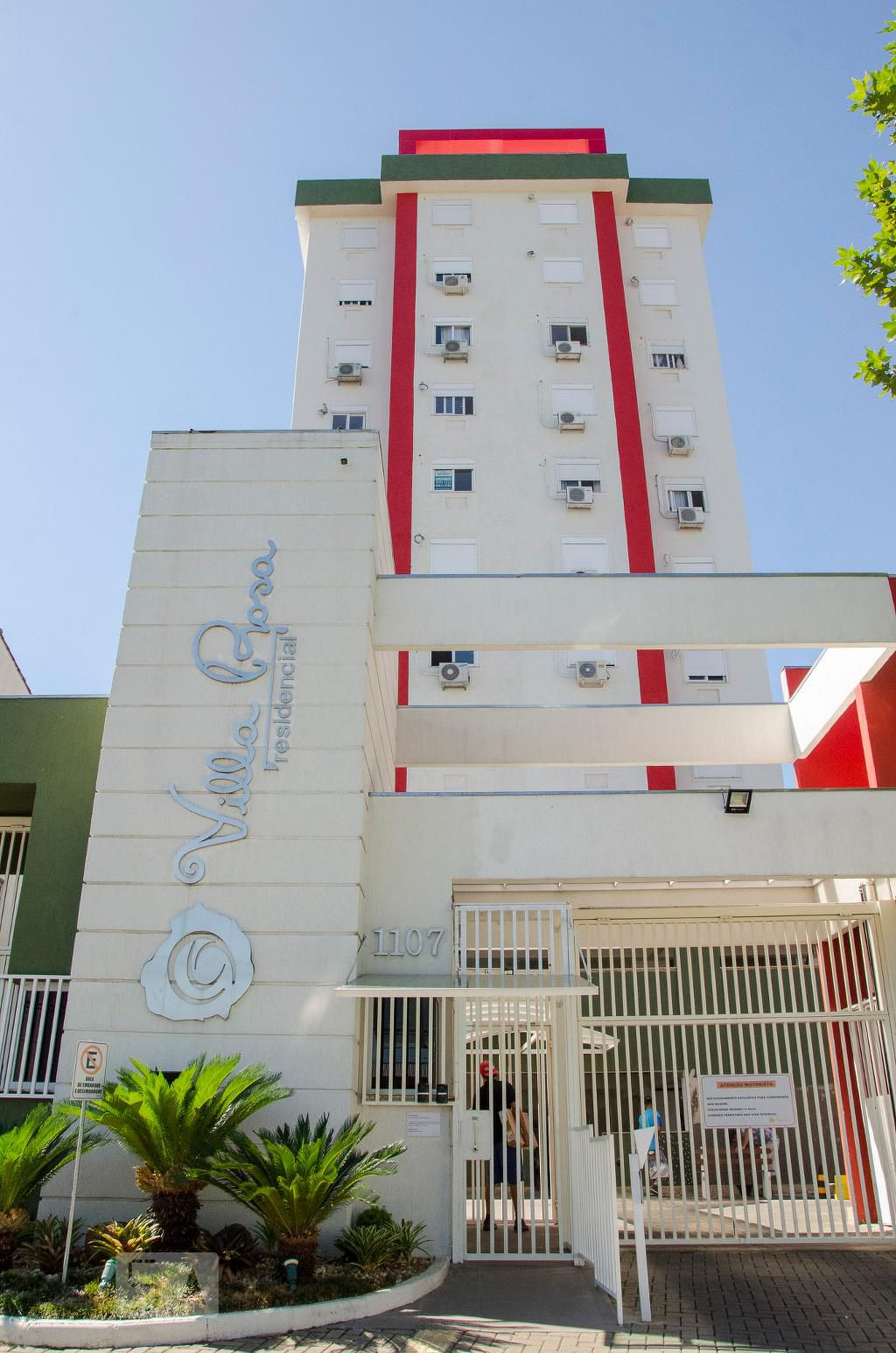 Fachada Condomínio em Rua Major Sezefredo 1240, 1107