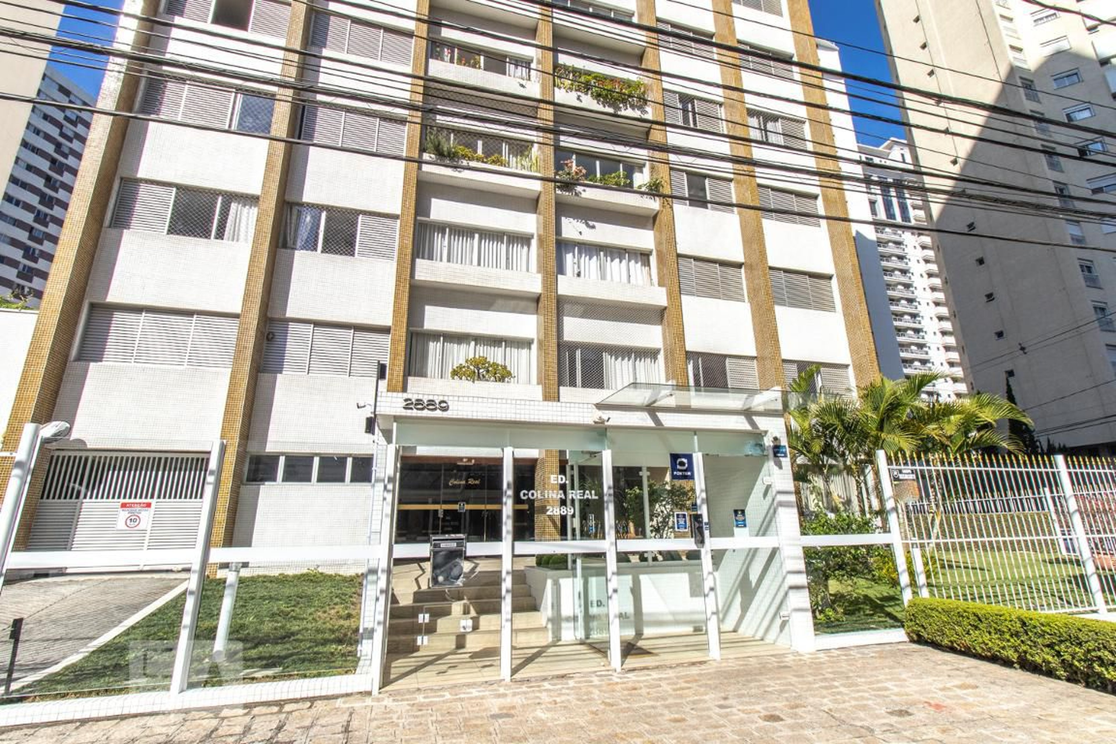 Fachada do Condomínio Edifício Colina Real