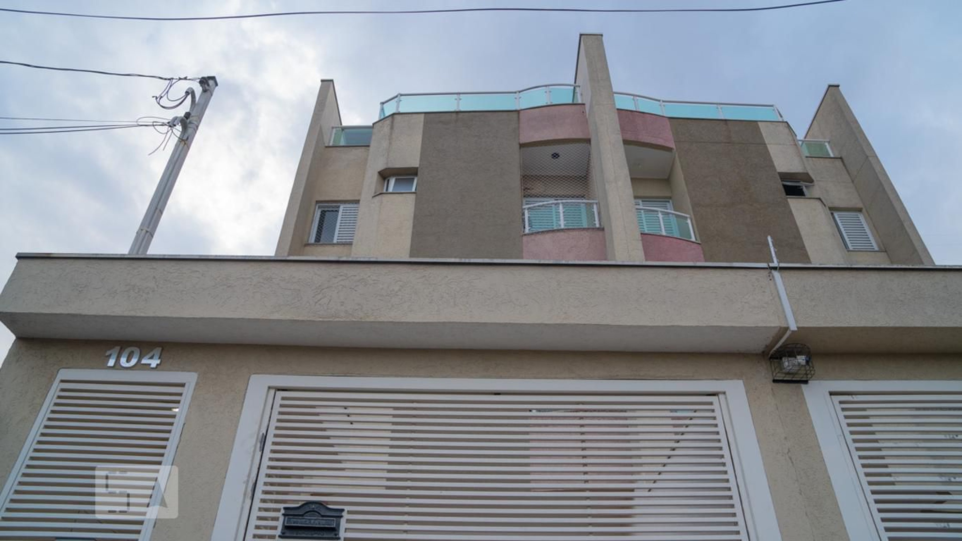 Fachada Condomínio em Rua Cosme E Damião, 104