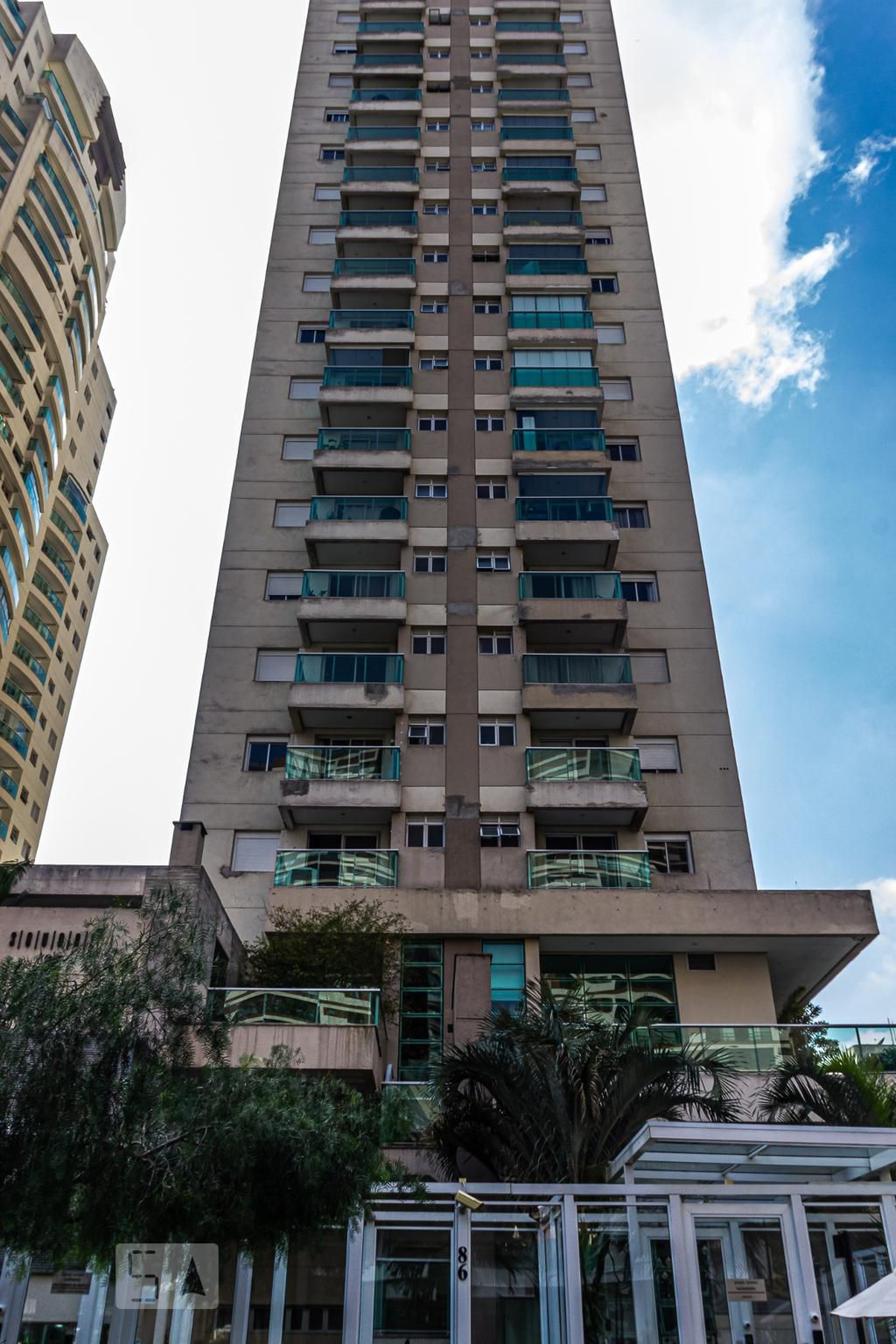 Fachada Condomínio em Rua Luís Correia de Melo, 48