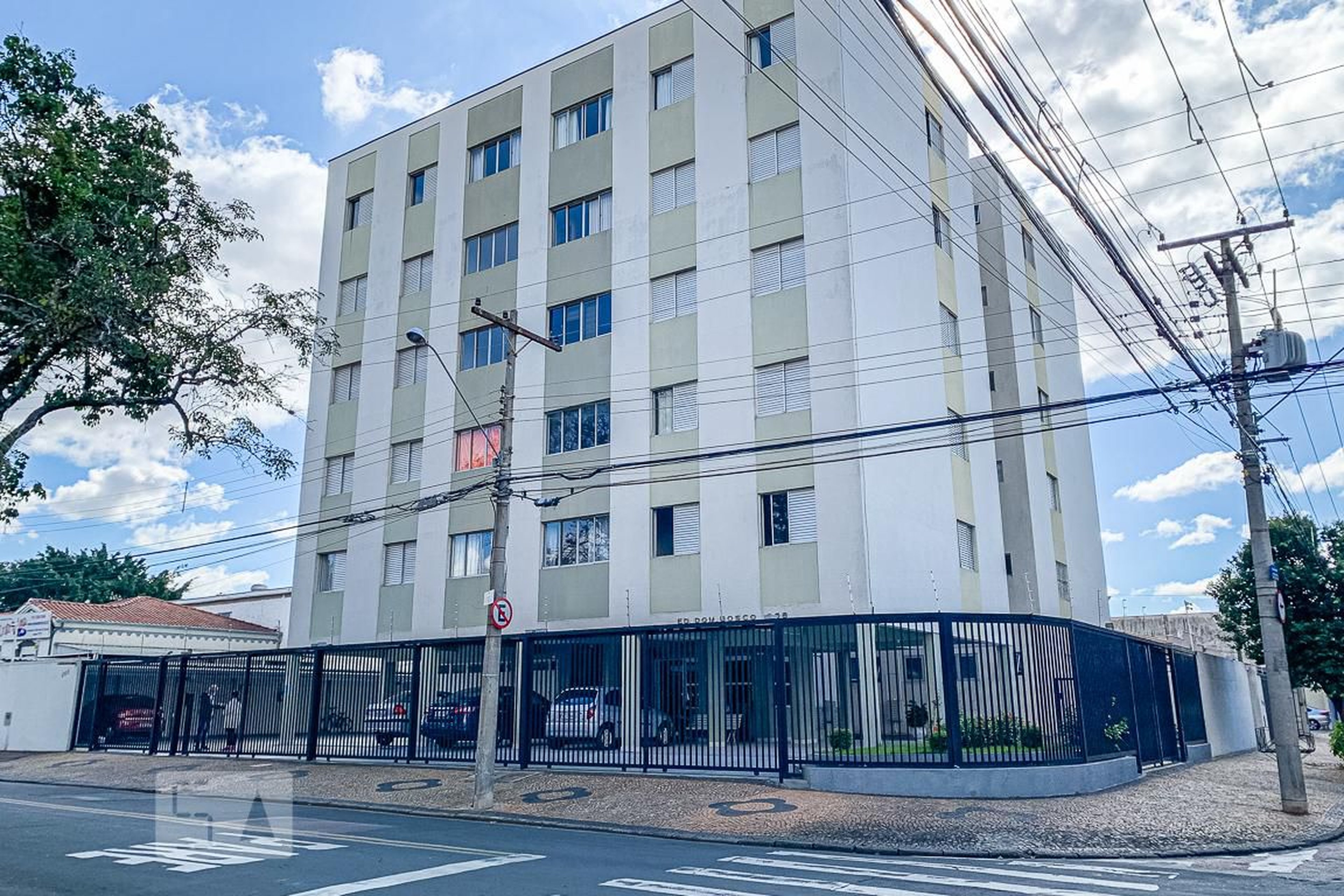 Fachada Condomínio em Rua Amélia Bueno, 268