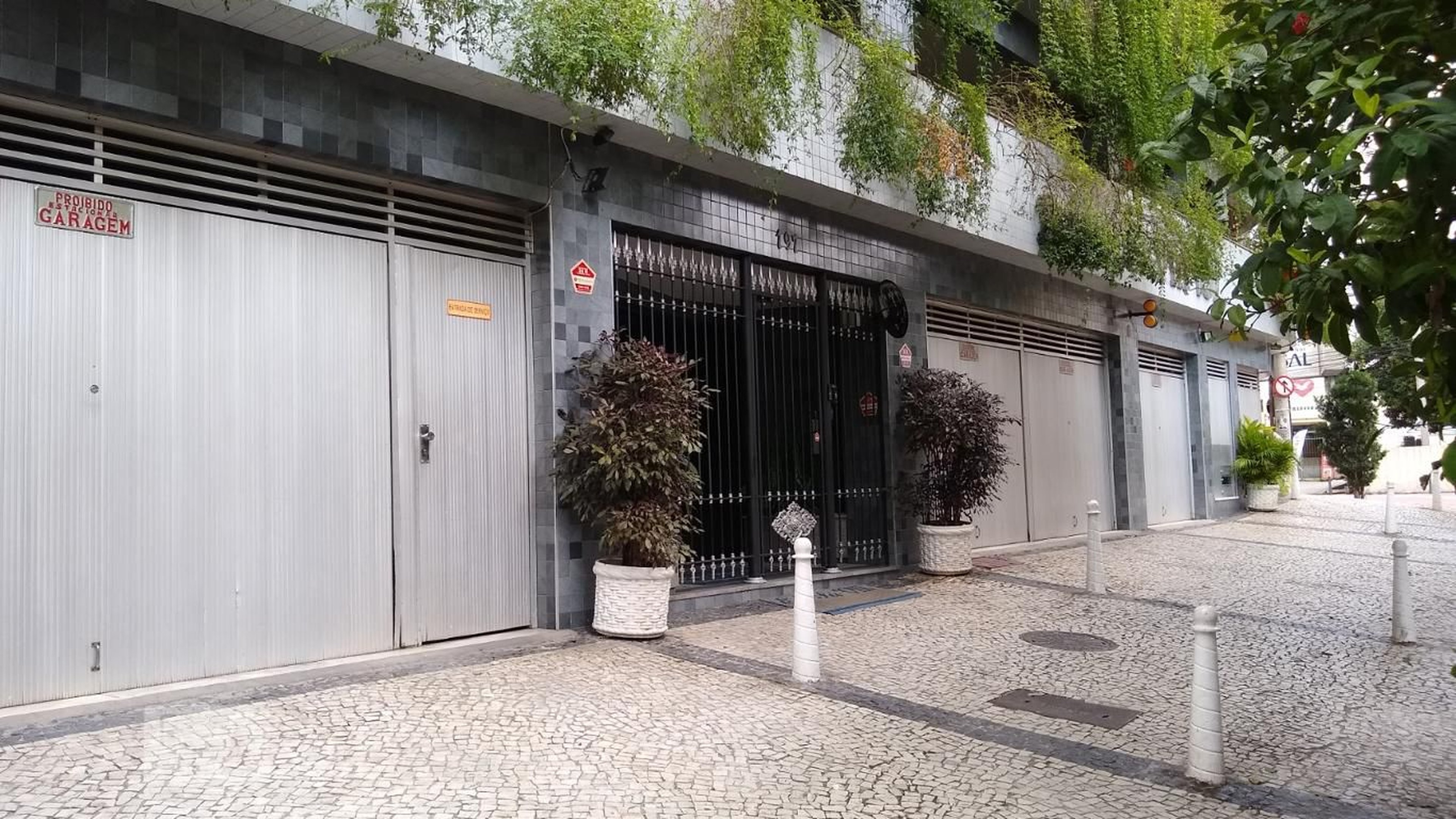 fachada Condomínio em Rua Nossa Senhora de Lourdes, 197