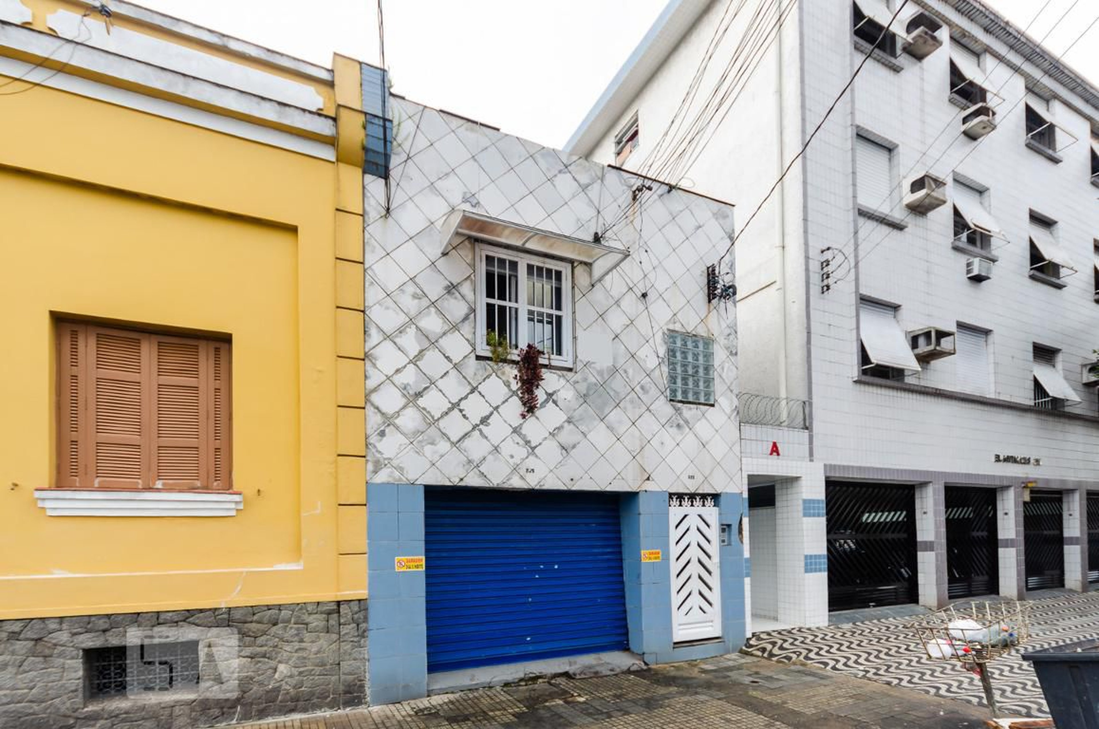 Fachada Condomínio em Rua Campos Mello, 323