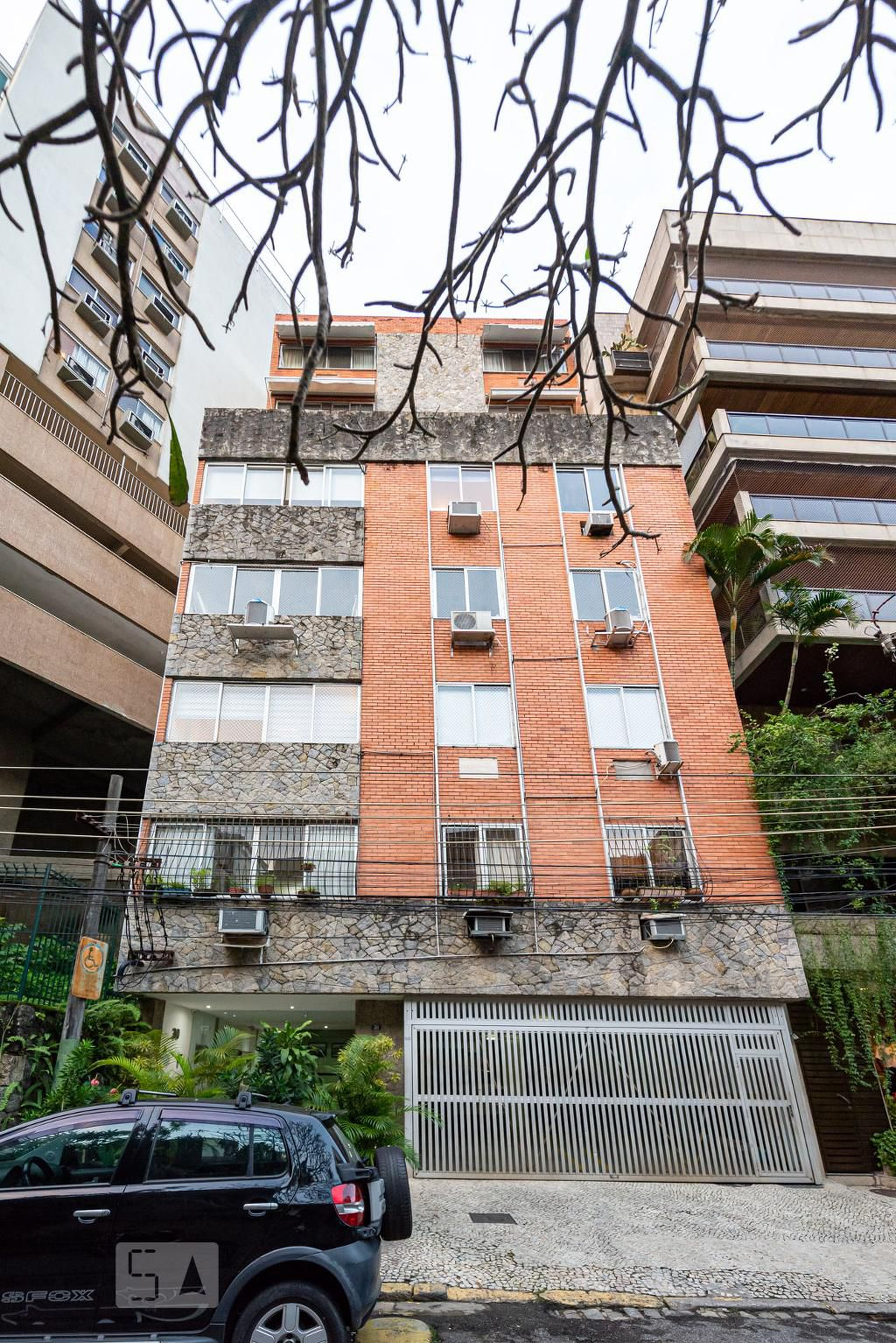 Fachada Condomínio em Rua Resedá, 30