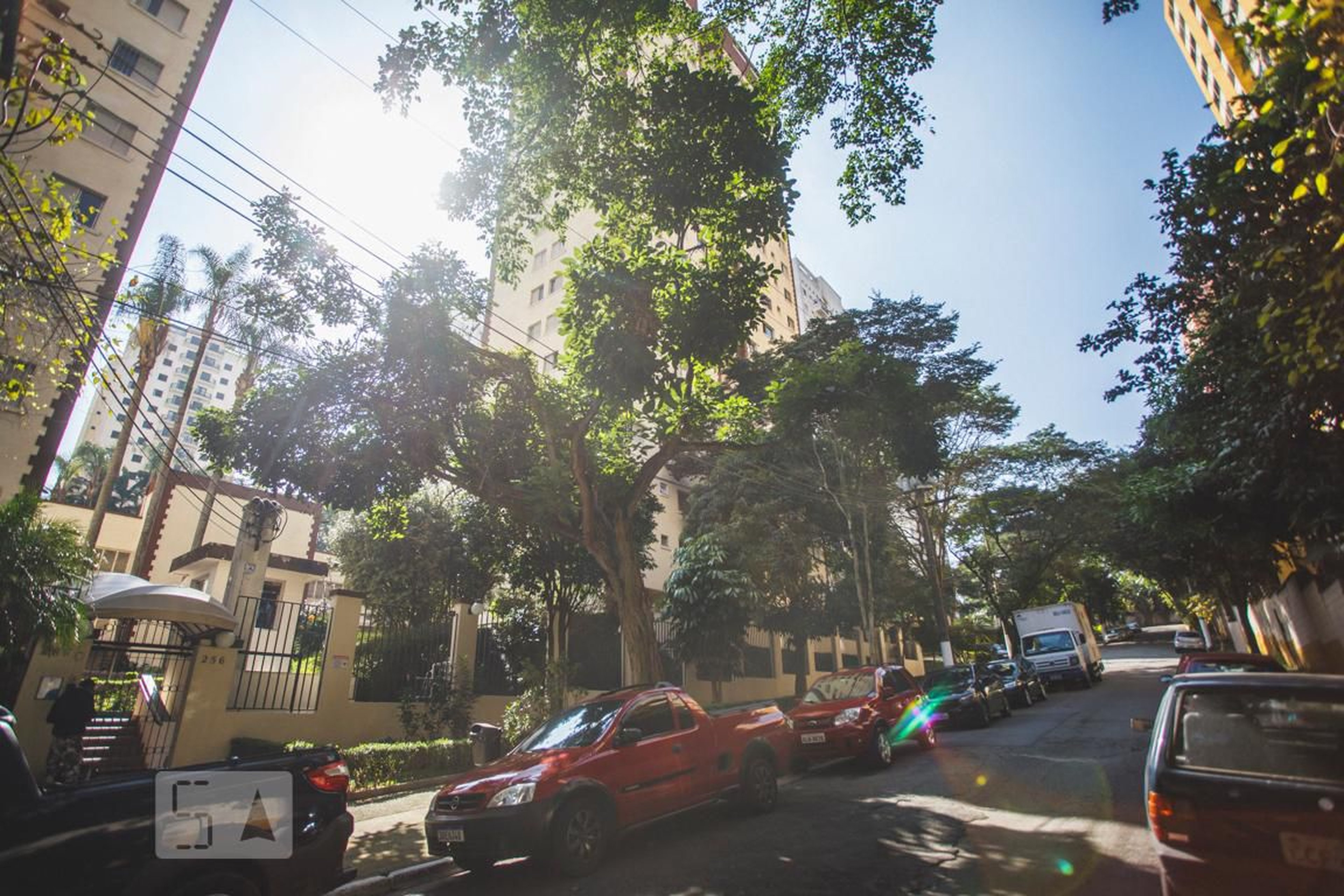 Fachada Condomínio em Rua das Seringueiras, 327