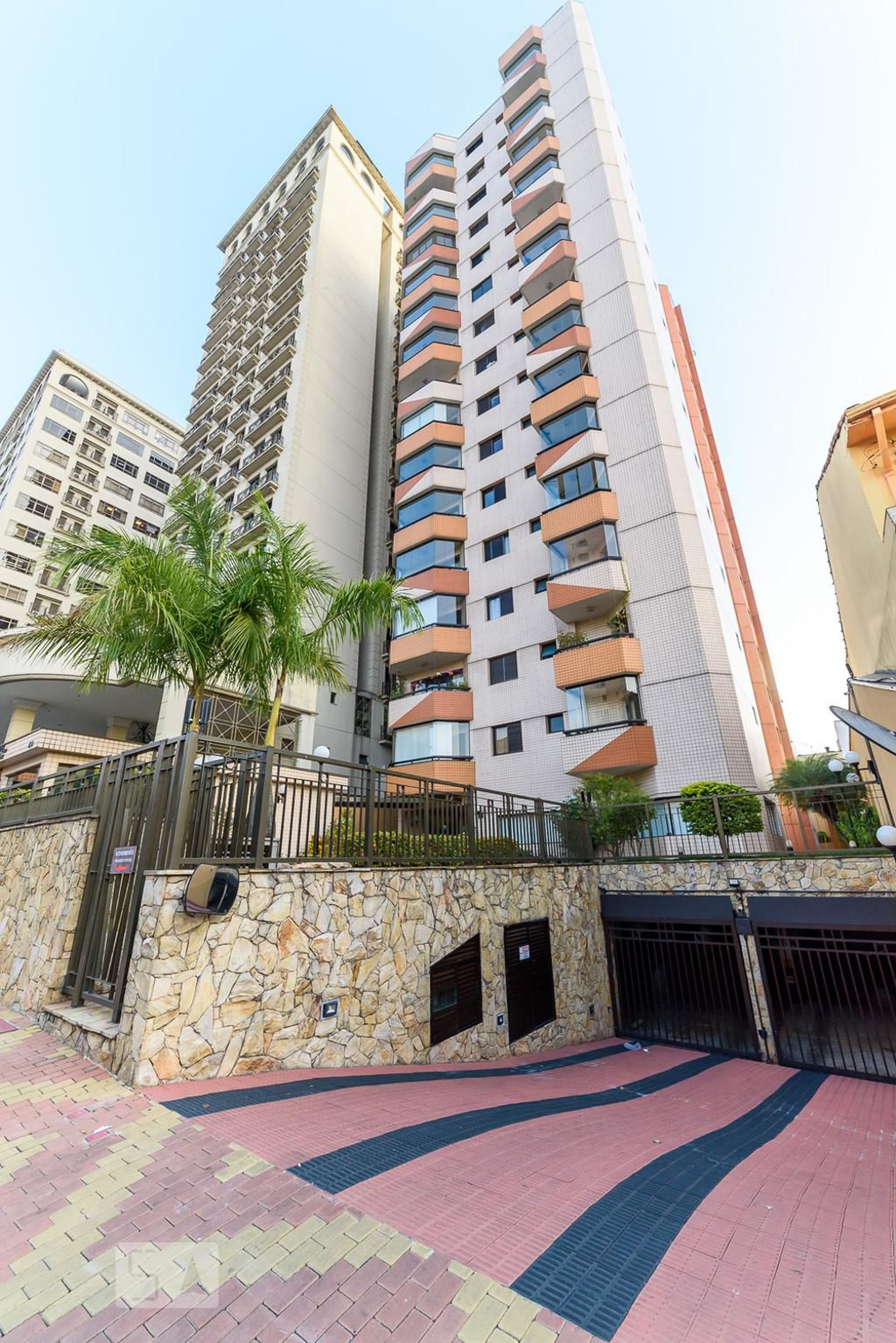 Fachada do Condomínio Condomínio Elyseés Champs