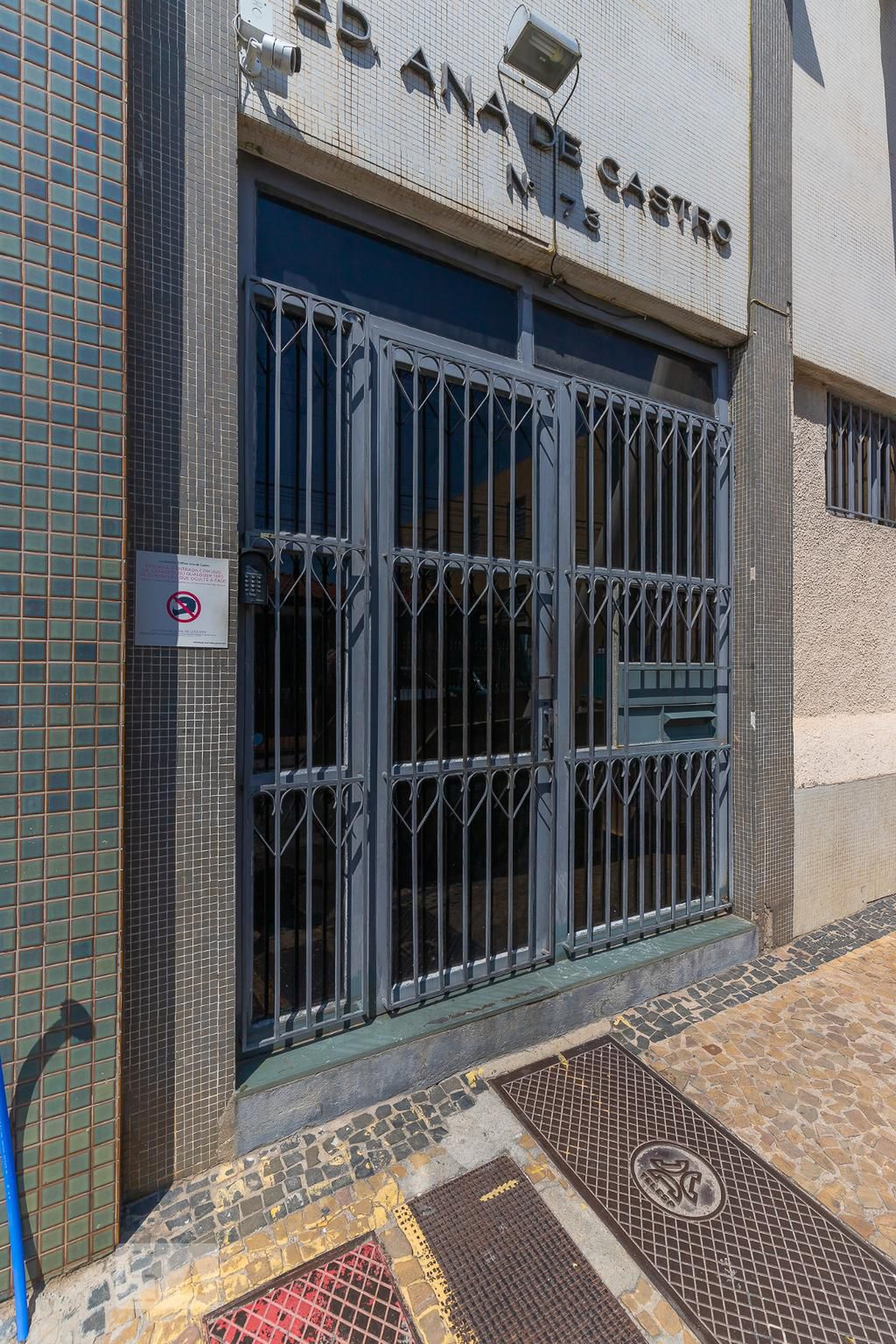 Fachada Condomínio em Rua Falcão Filho, 71