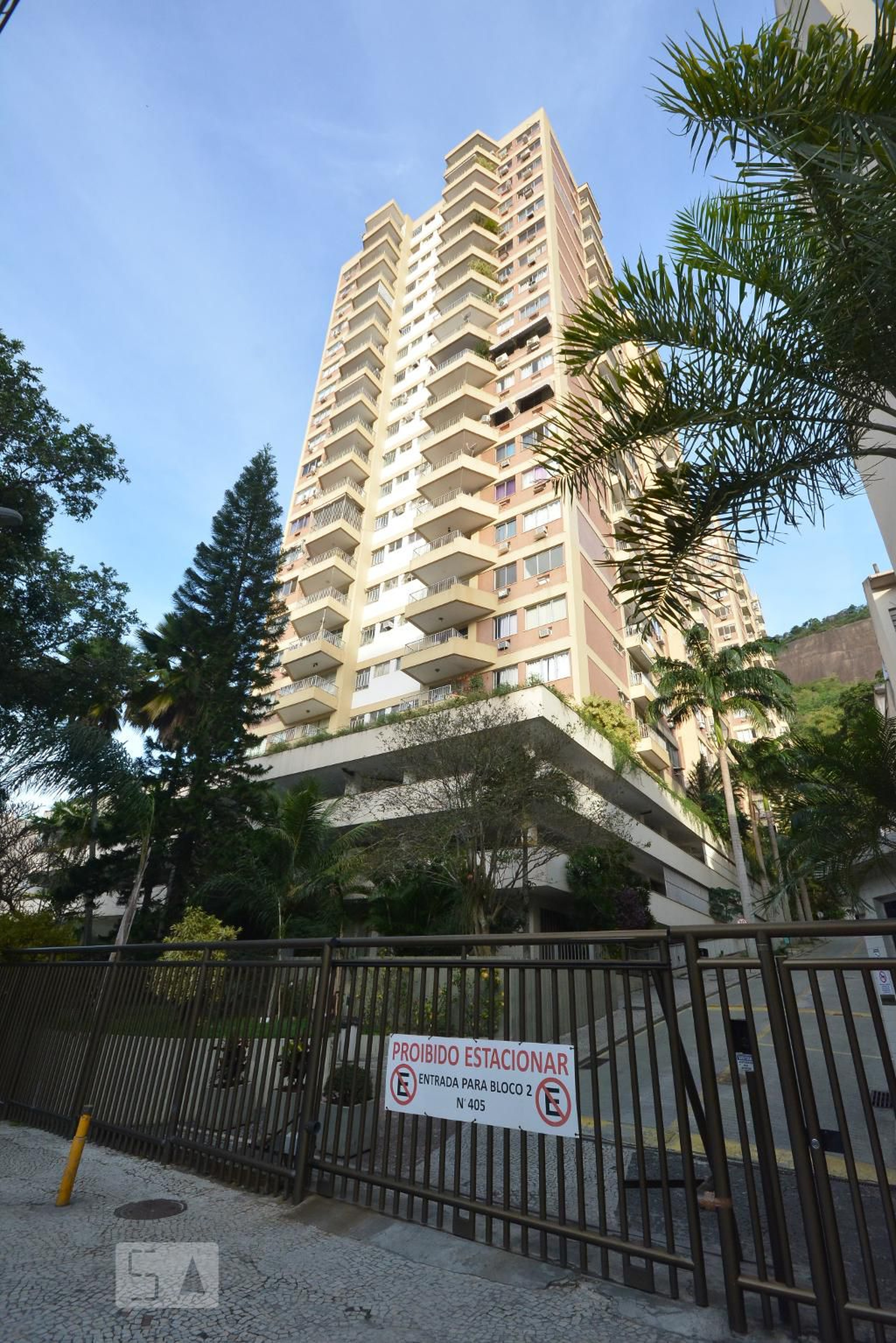 Fachada do Prédio Condomínio em Rua Álvaro Ramos, 404