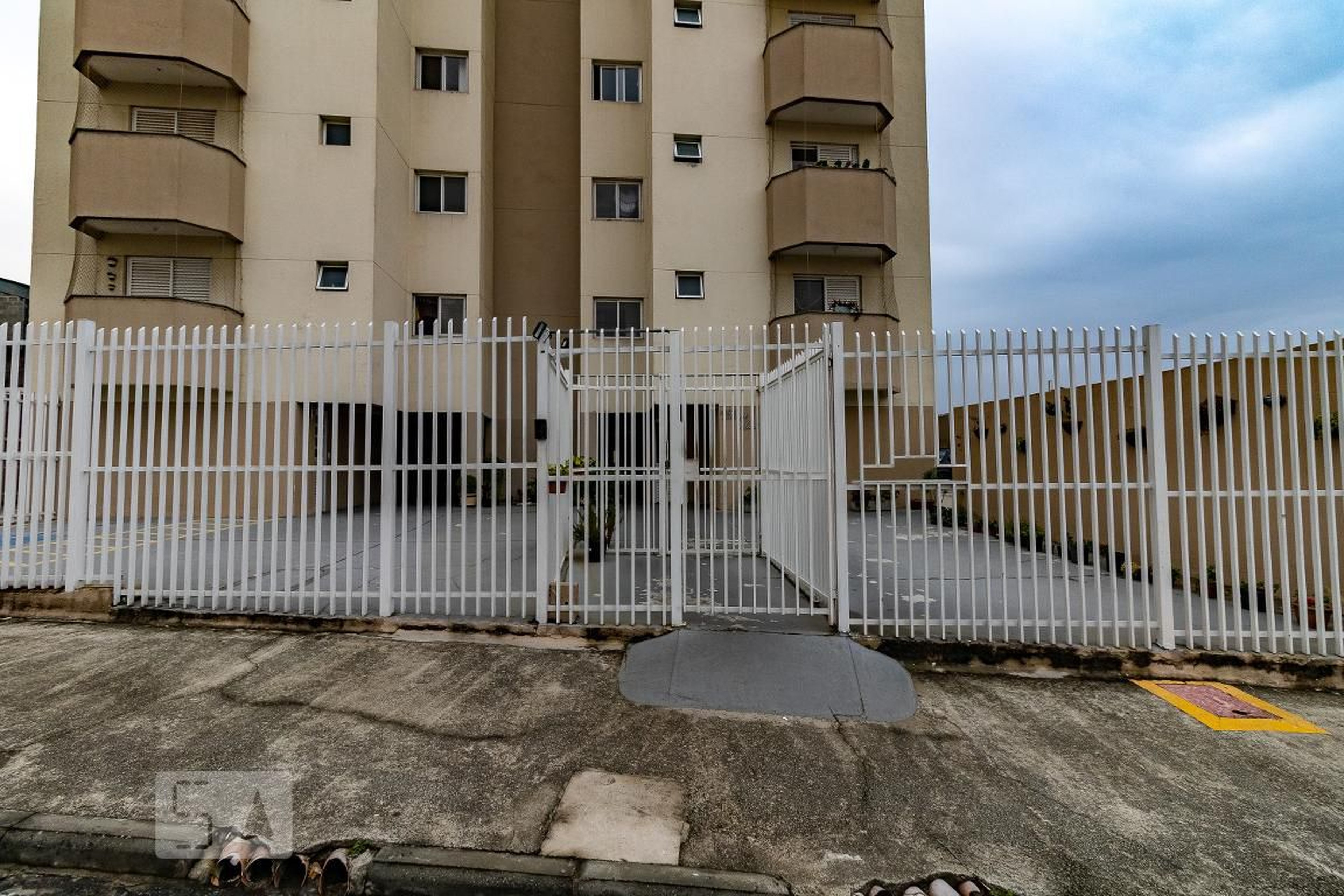 Fachada do Condomínio Edifício Village Marie