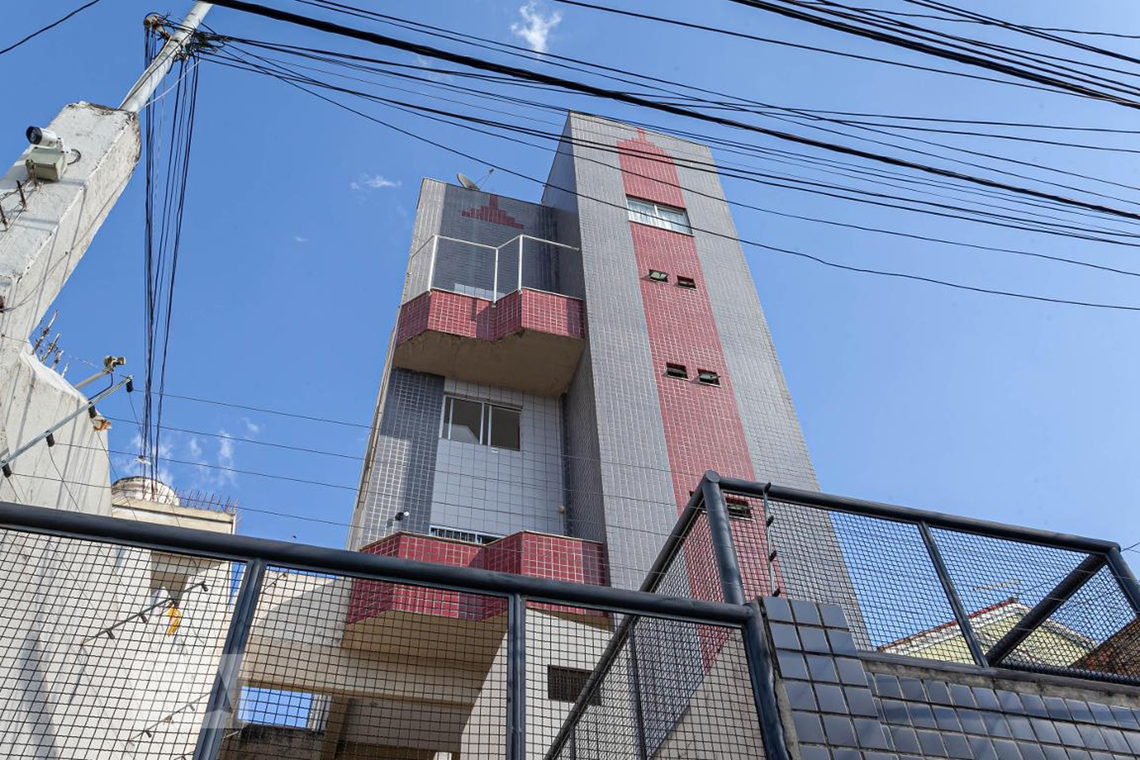 Fachada do prédio Condomínio em Rua Resedá, 220