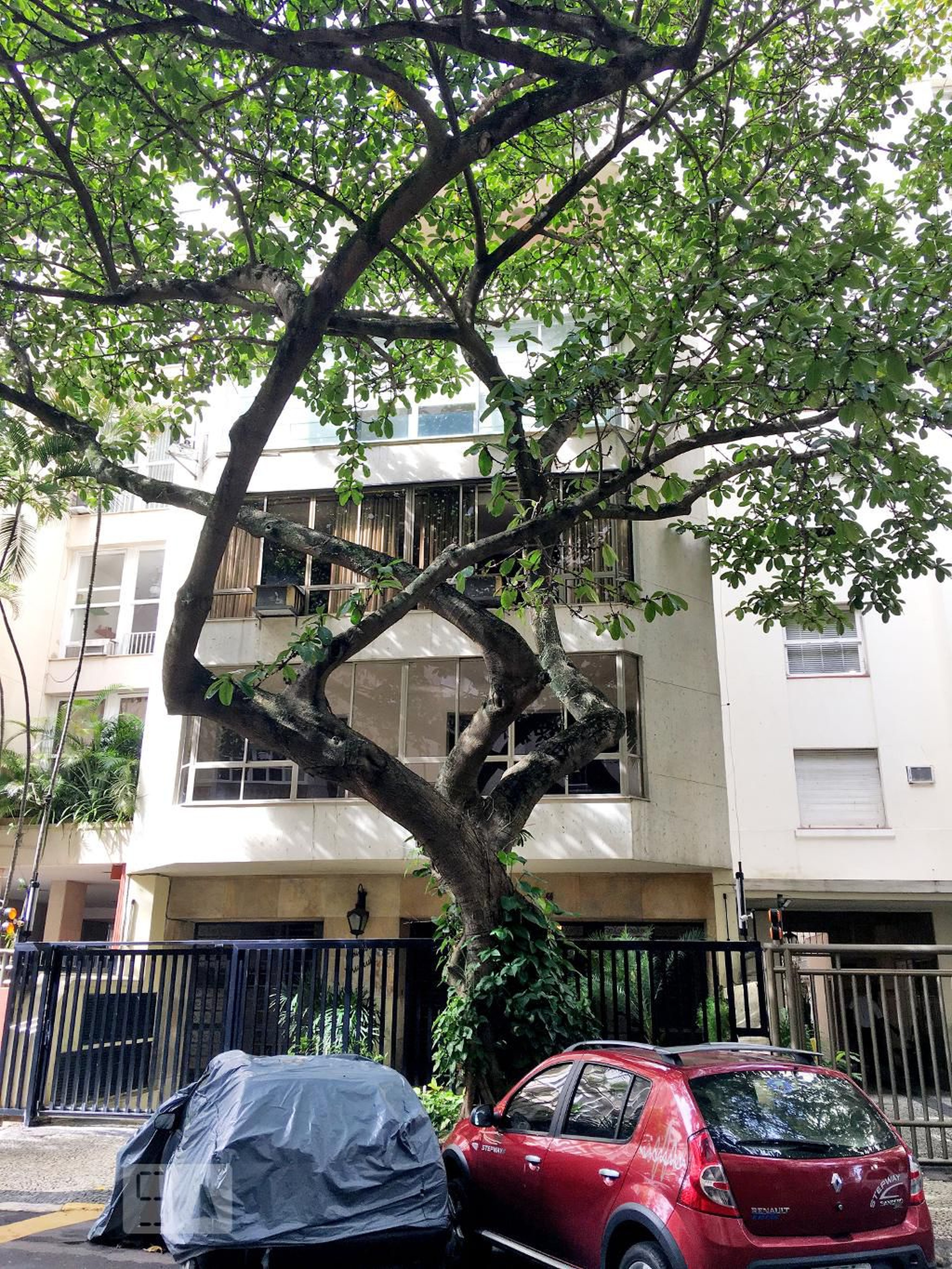 Fachada Condomínio em Rua Gomes Carneiro, 66