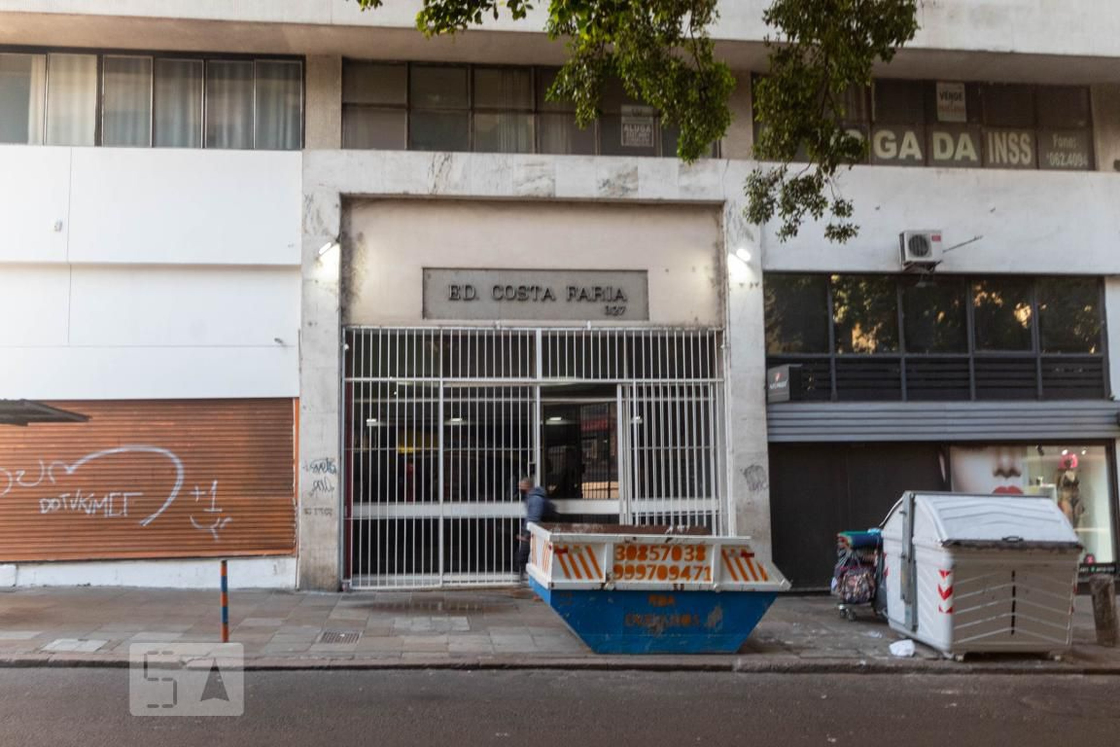 Fachada do Condomínio Edifício Costa Faria