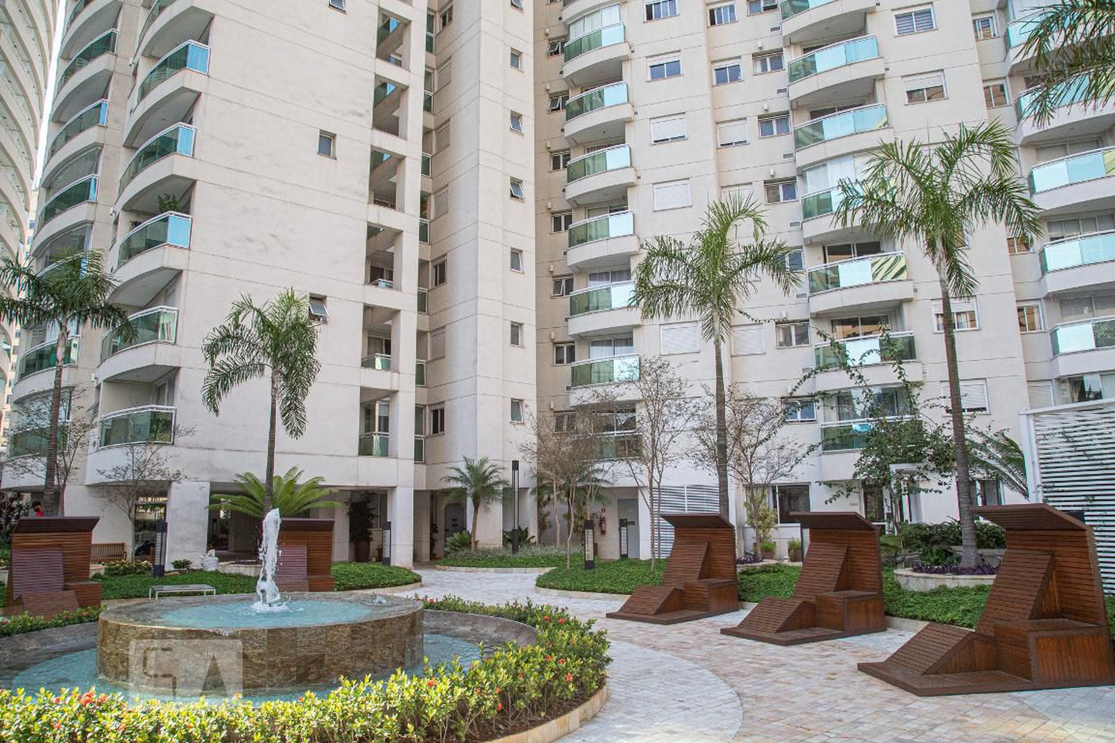 Fachada do Condomínio Condomínio Cadoro