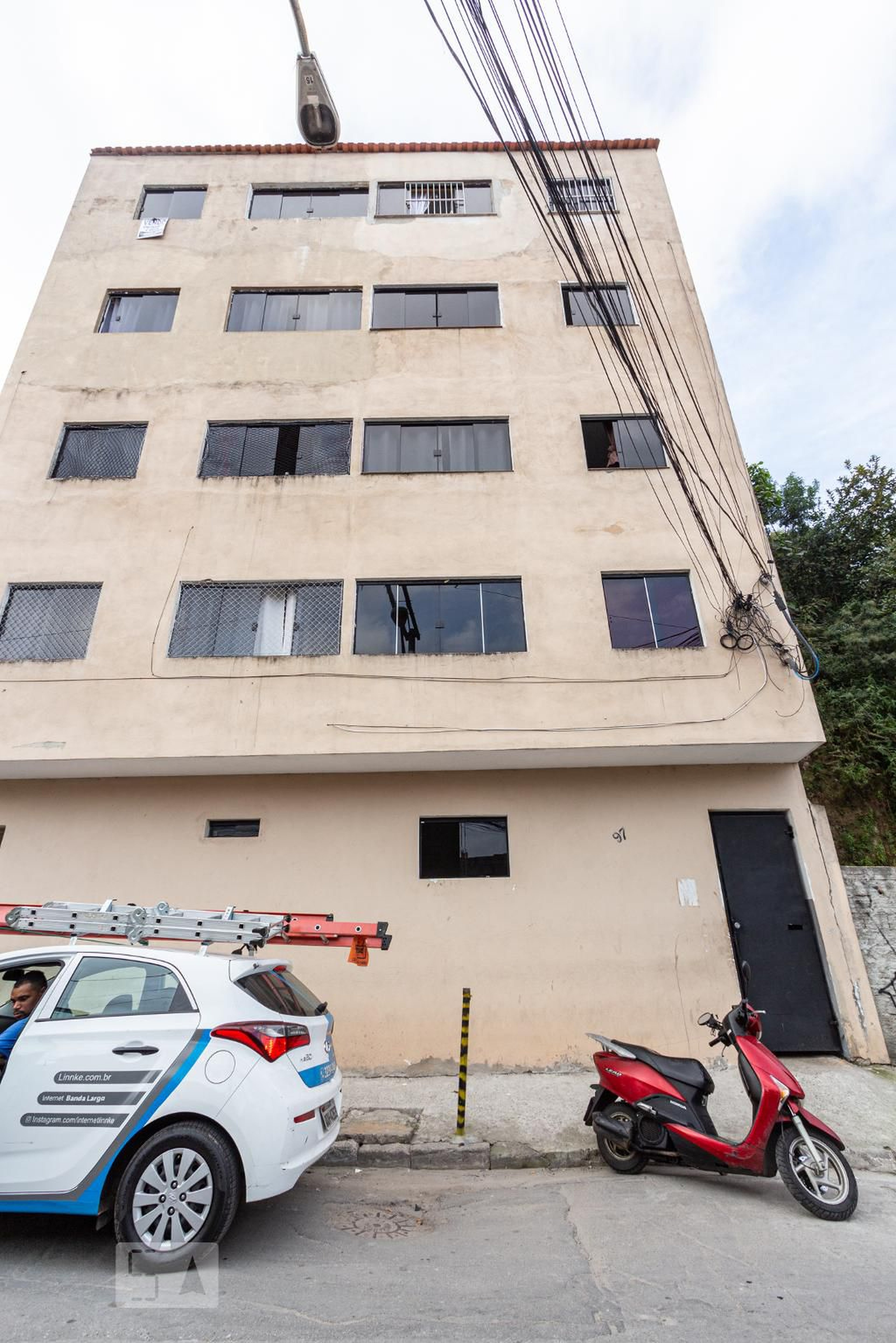 Fachada Condomínio em Rua Donaria Moraes de Freitas, 97