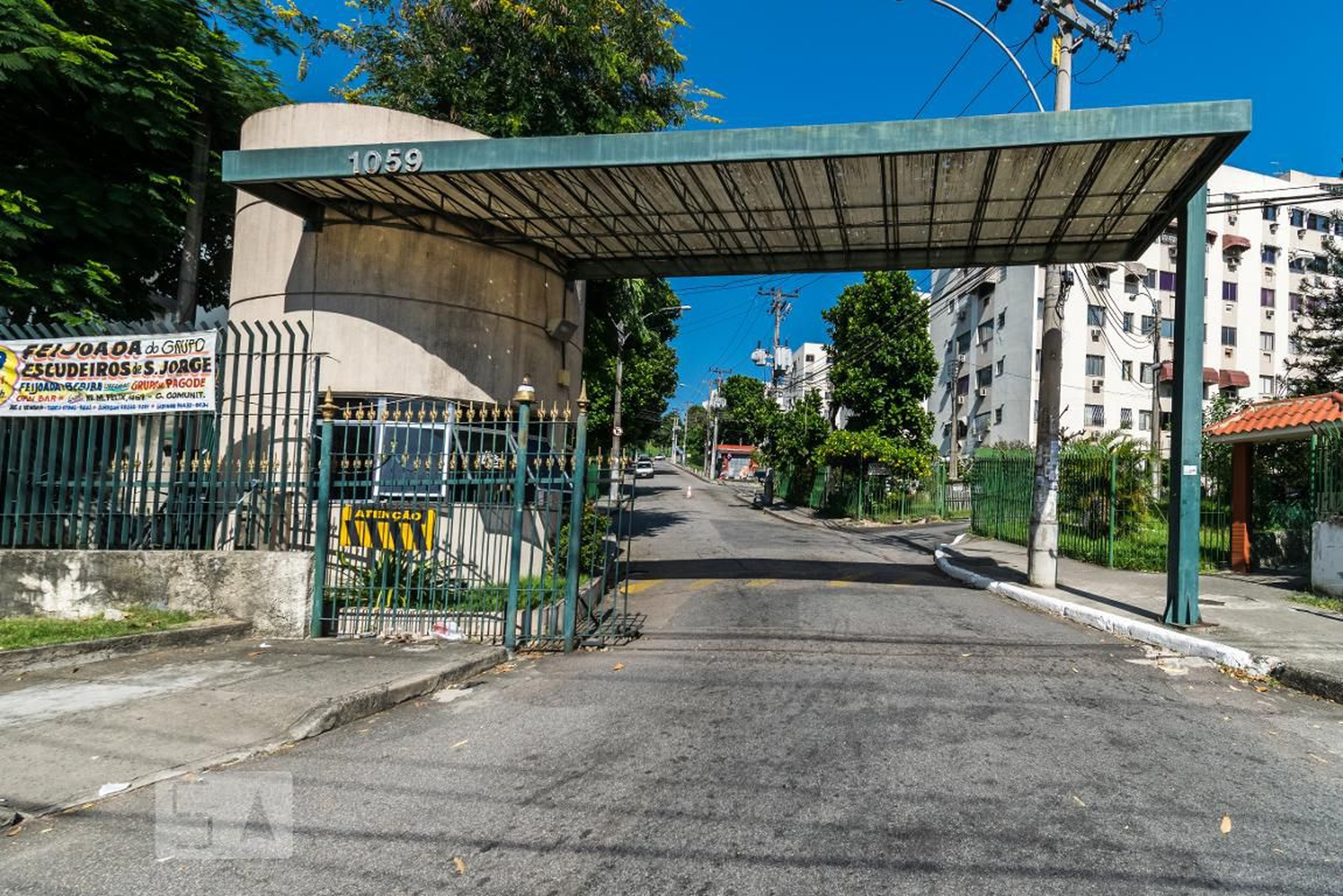 Fachada do Condomínio Condomínio em Rua Hilton Gadret, 75