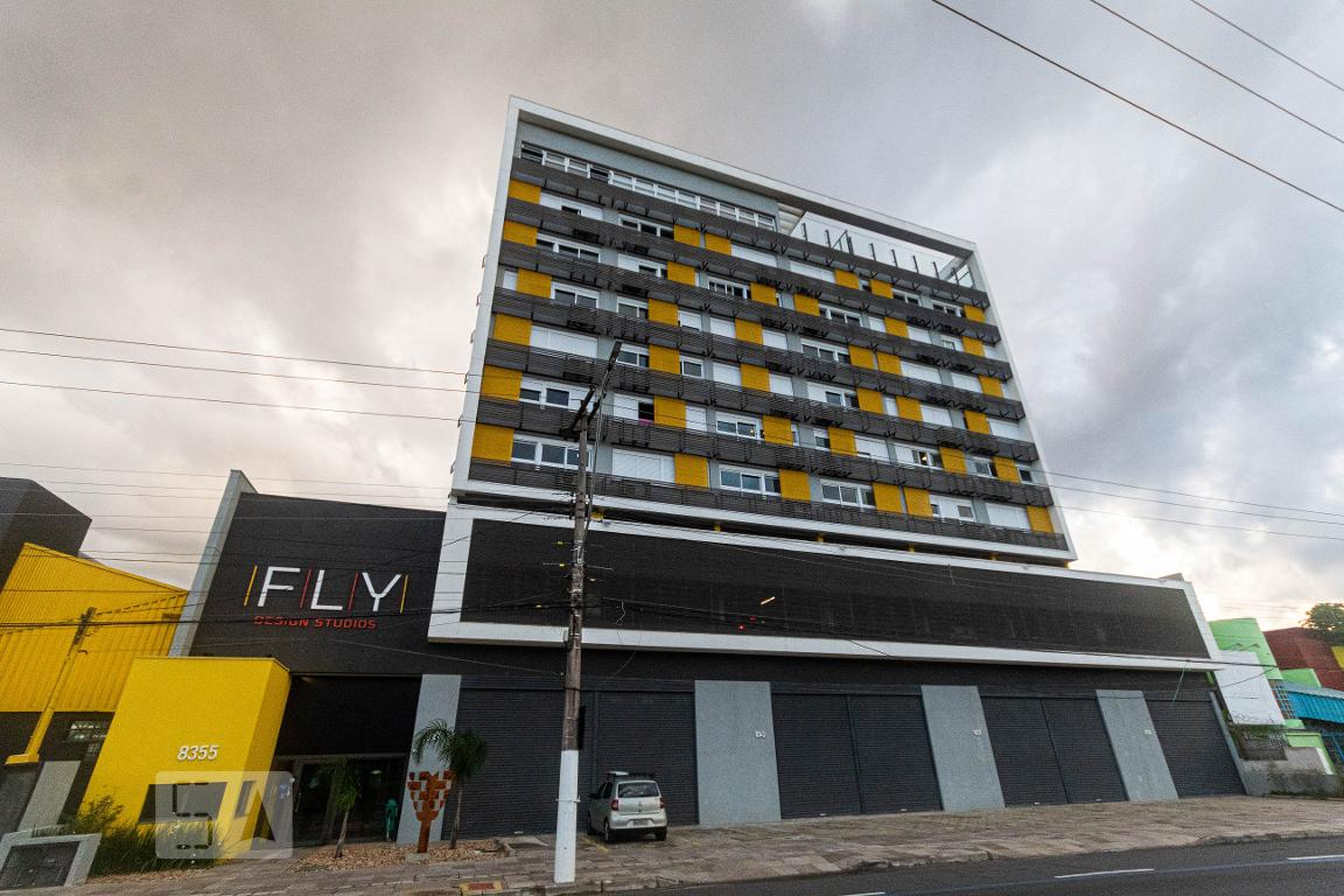Fachada do Condomínio Condomínio FLY Design Studios