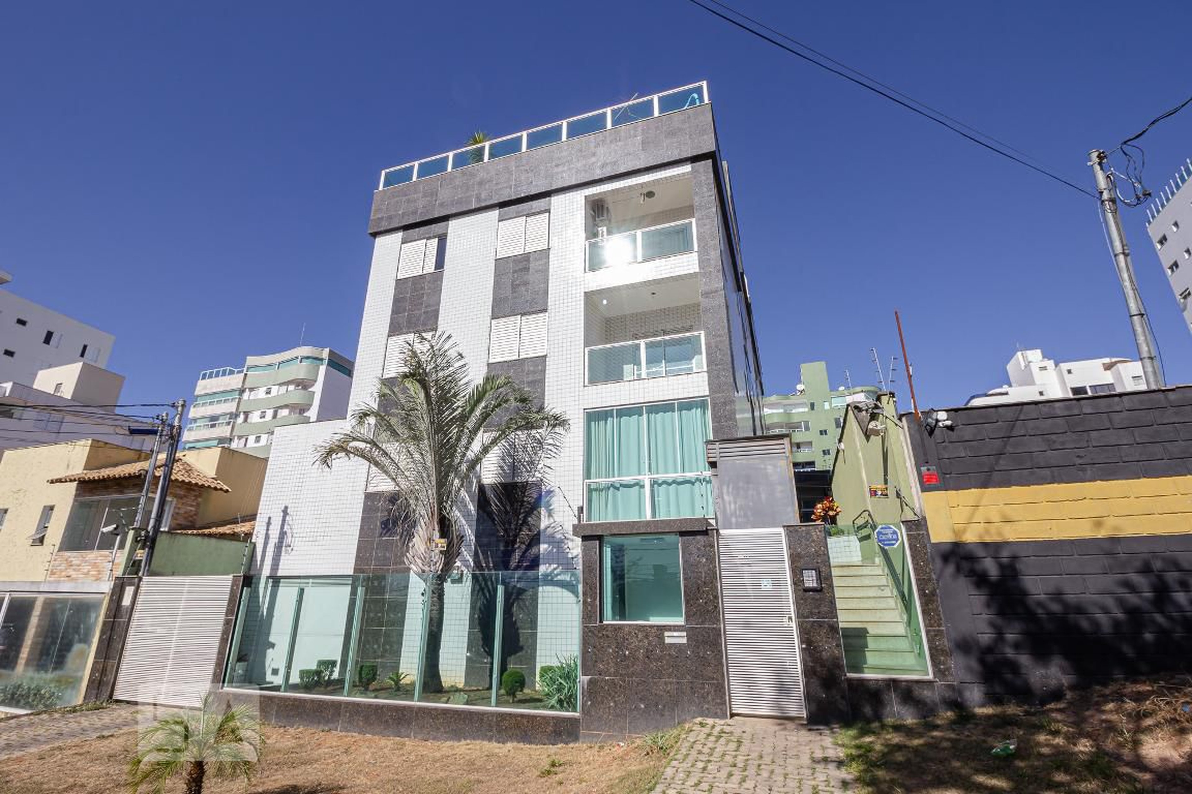 Fachada Condomínio em Avenida Miguel Perrela, 160