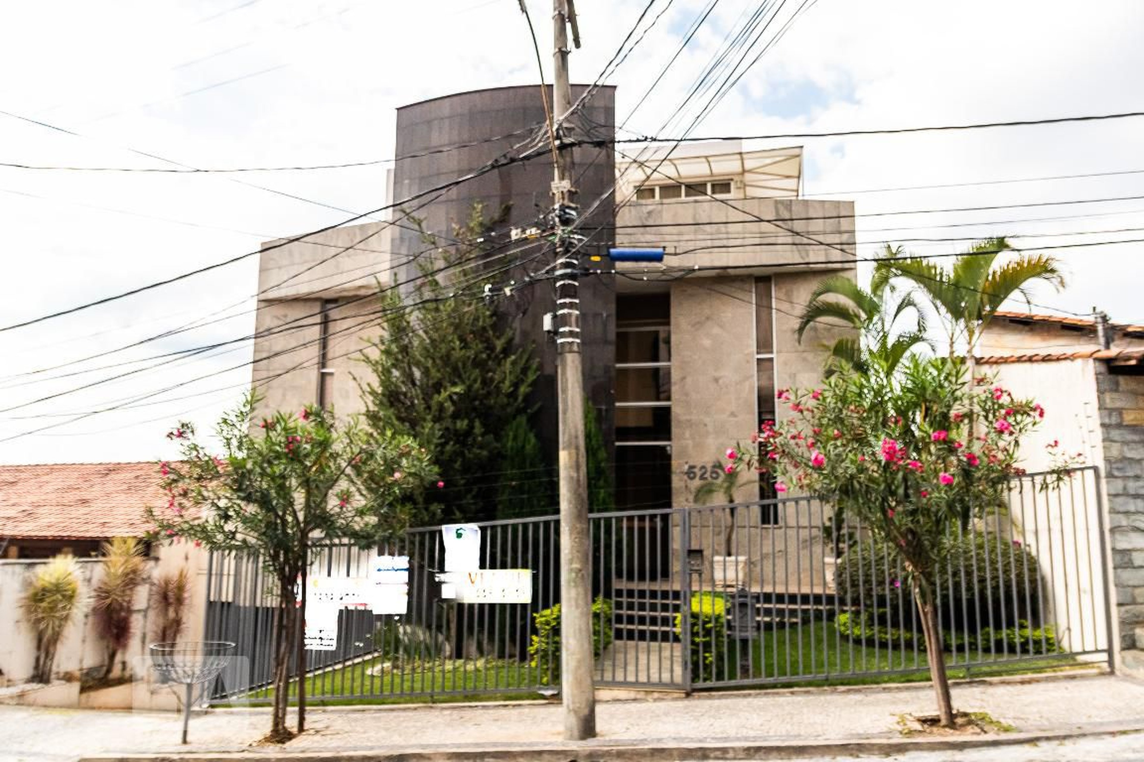 Fachada Condomínio em Rua Desembargador Alarico Barroso, 525