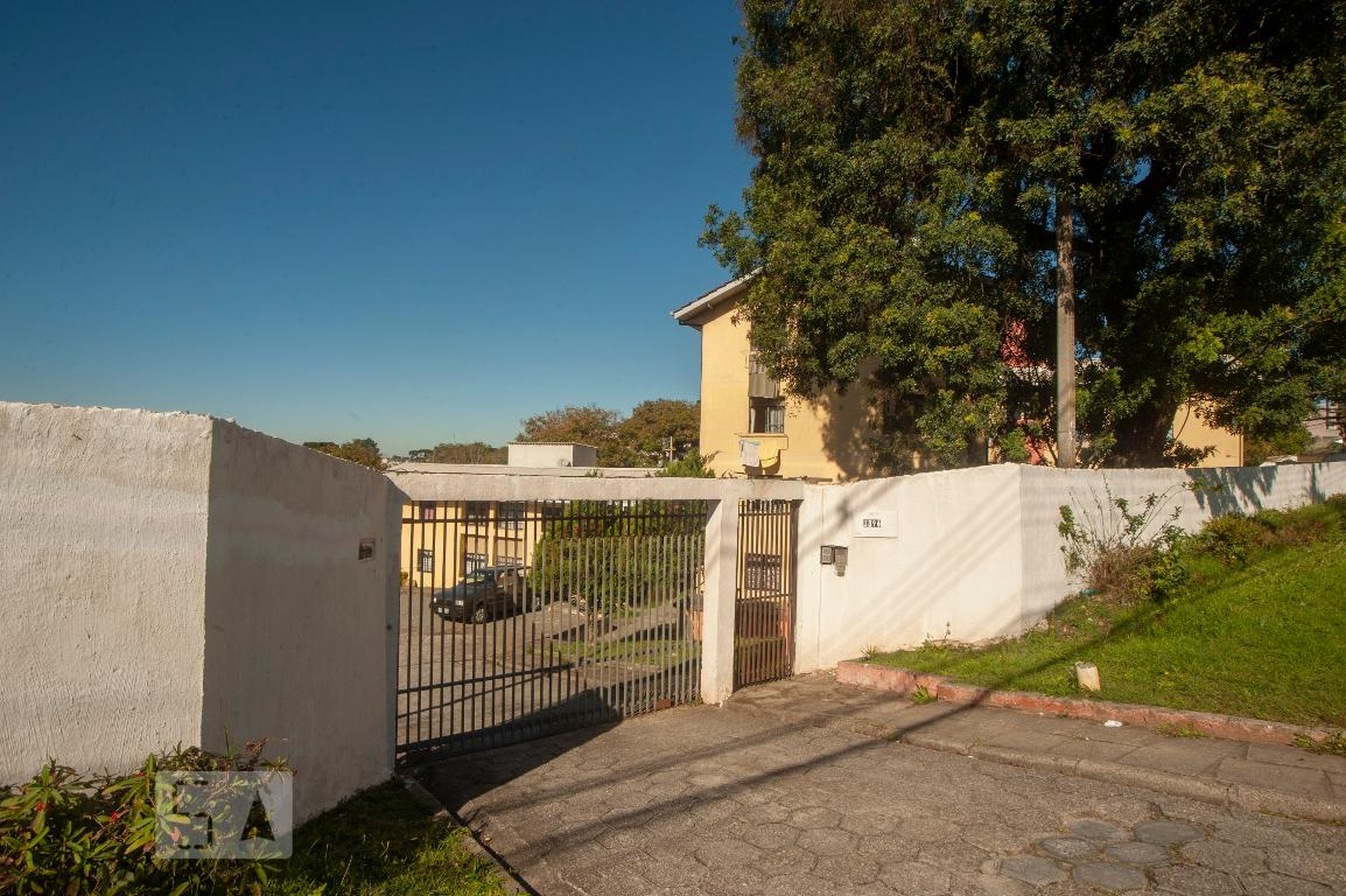 Fachada Condomínio em Estrada das Olarias, 1396