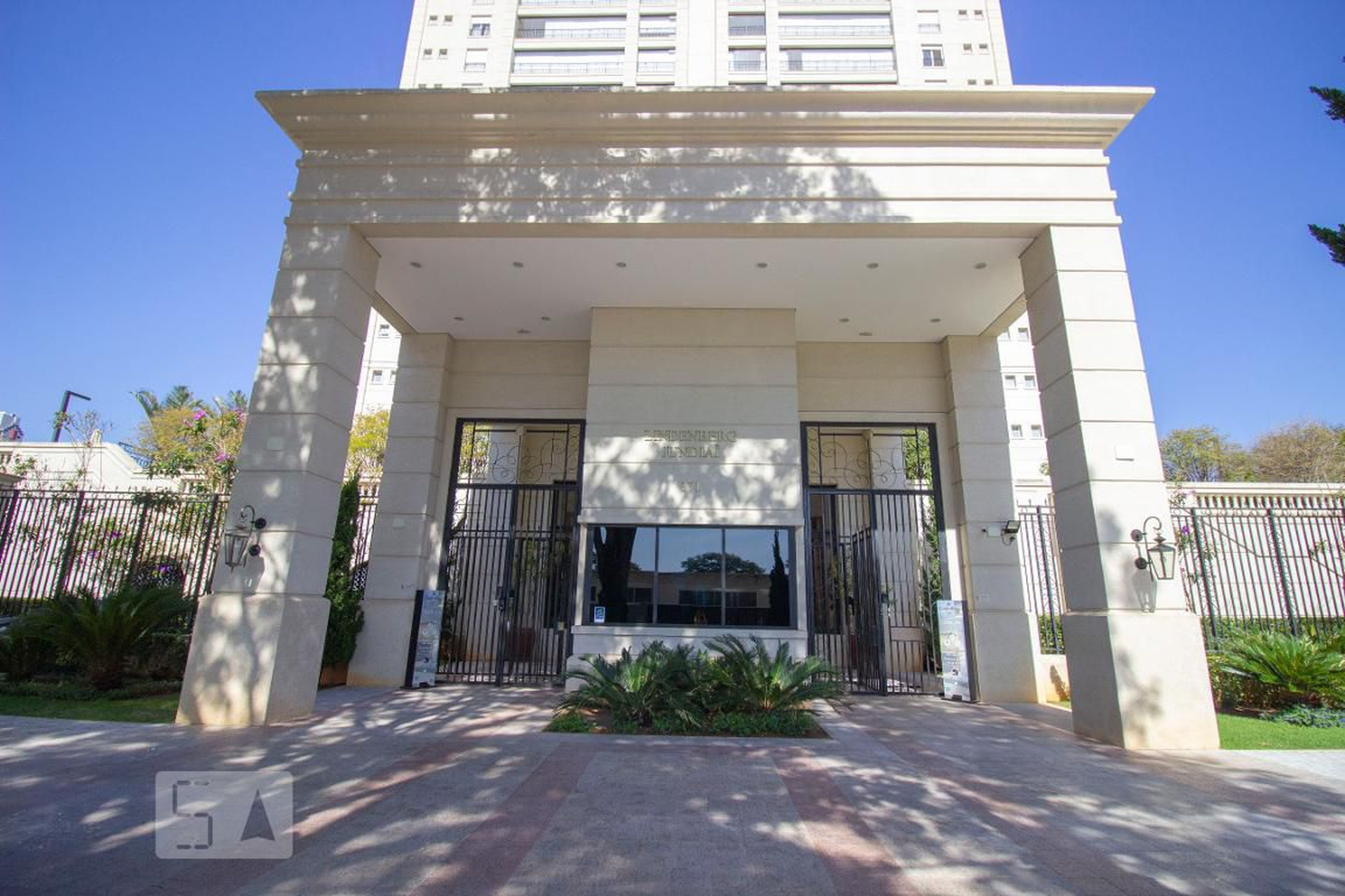 Fachada do Condomínio Condomínio Lindenberg