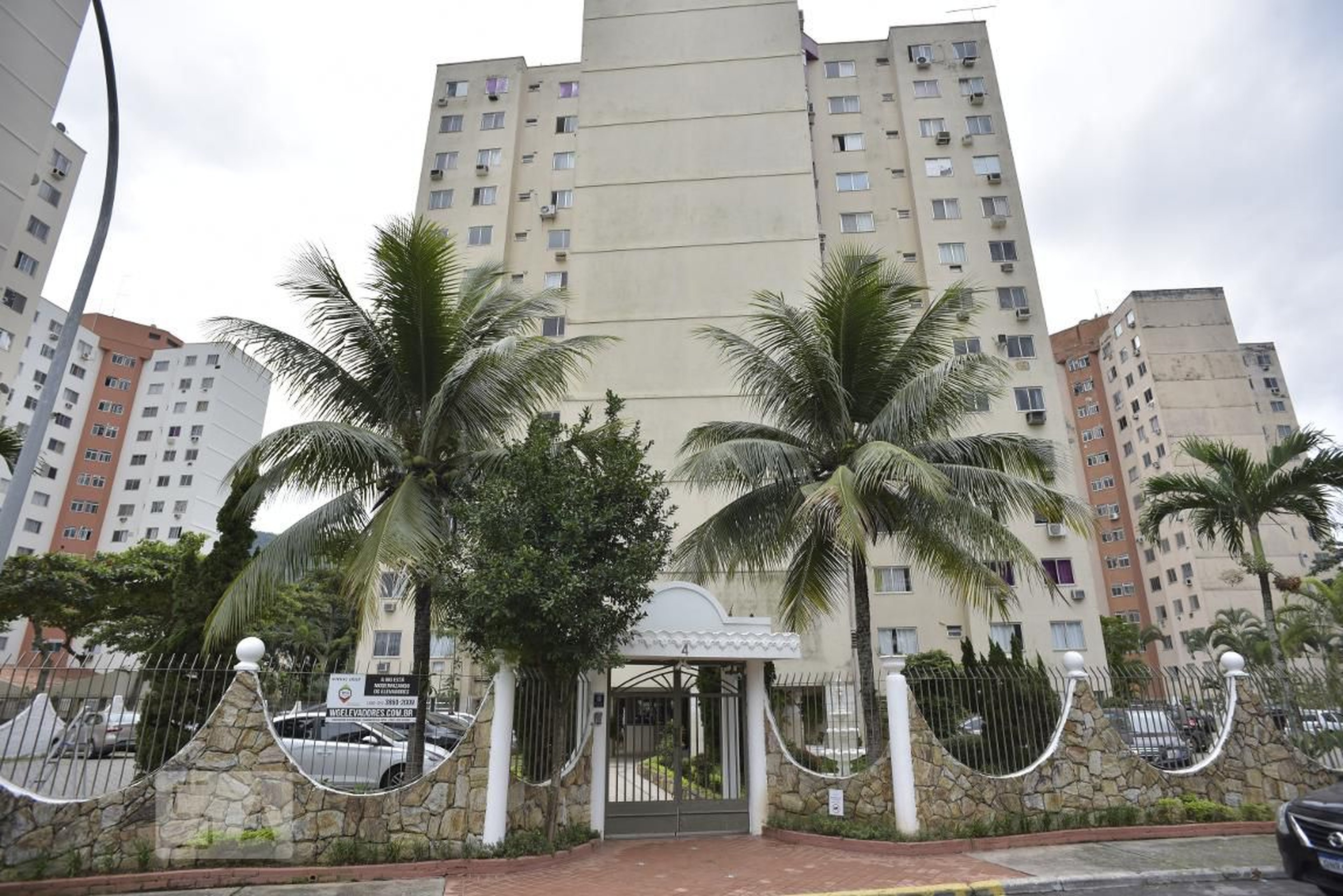 Fachada Condomínio em Avenida Canal do Rio Caçambê, 410