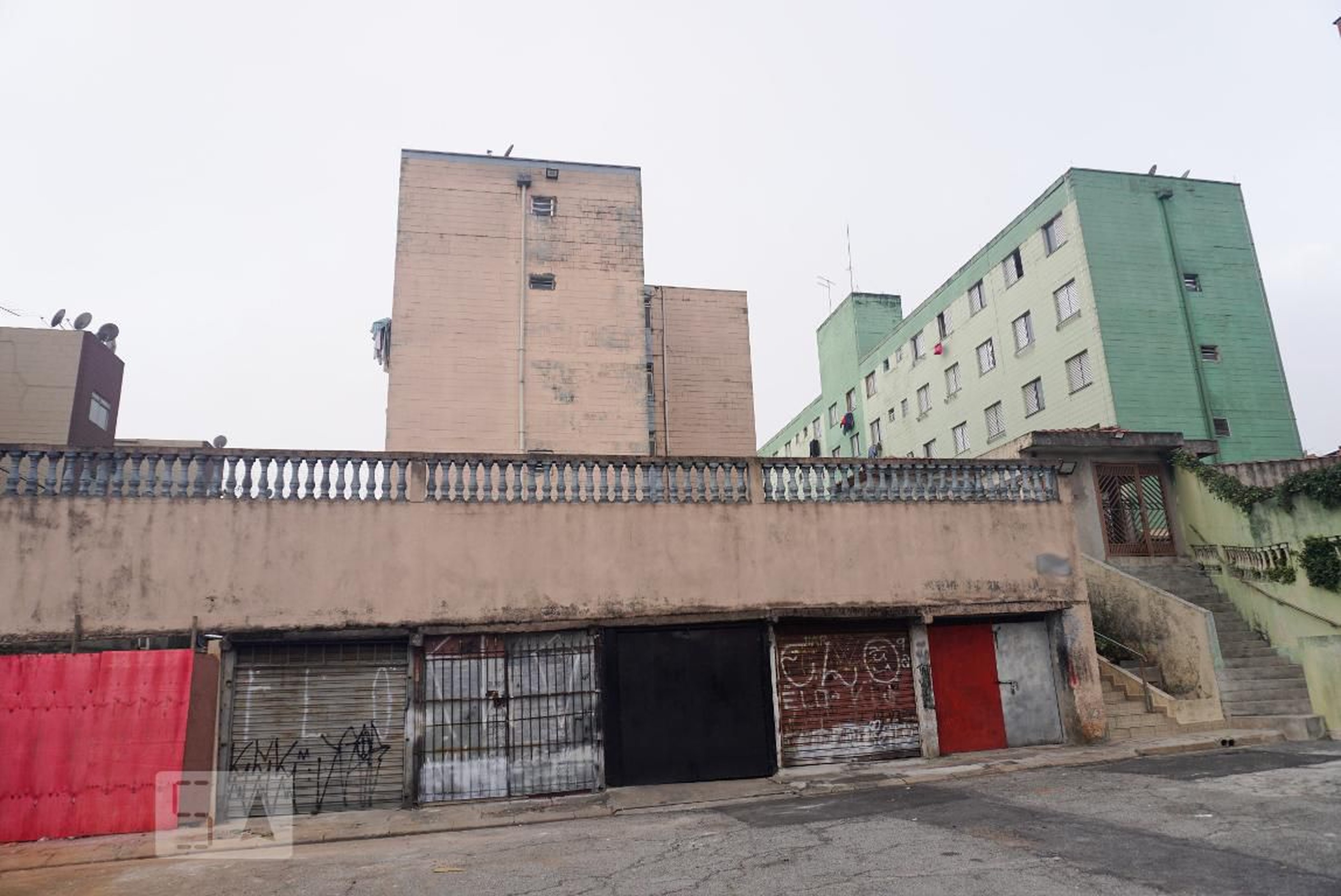 Fachada do Condomínio Condomínio Medio