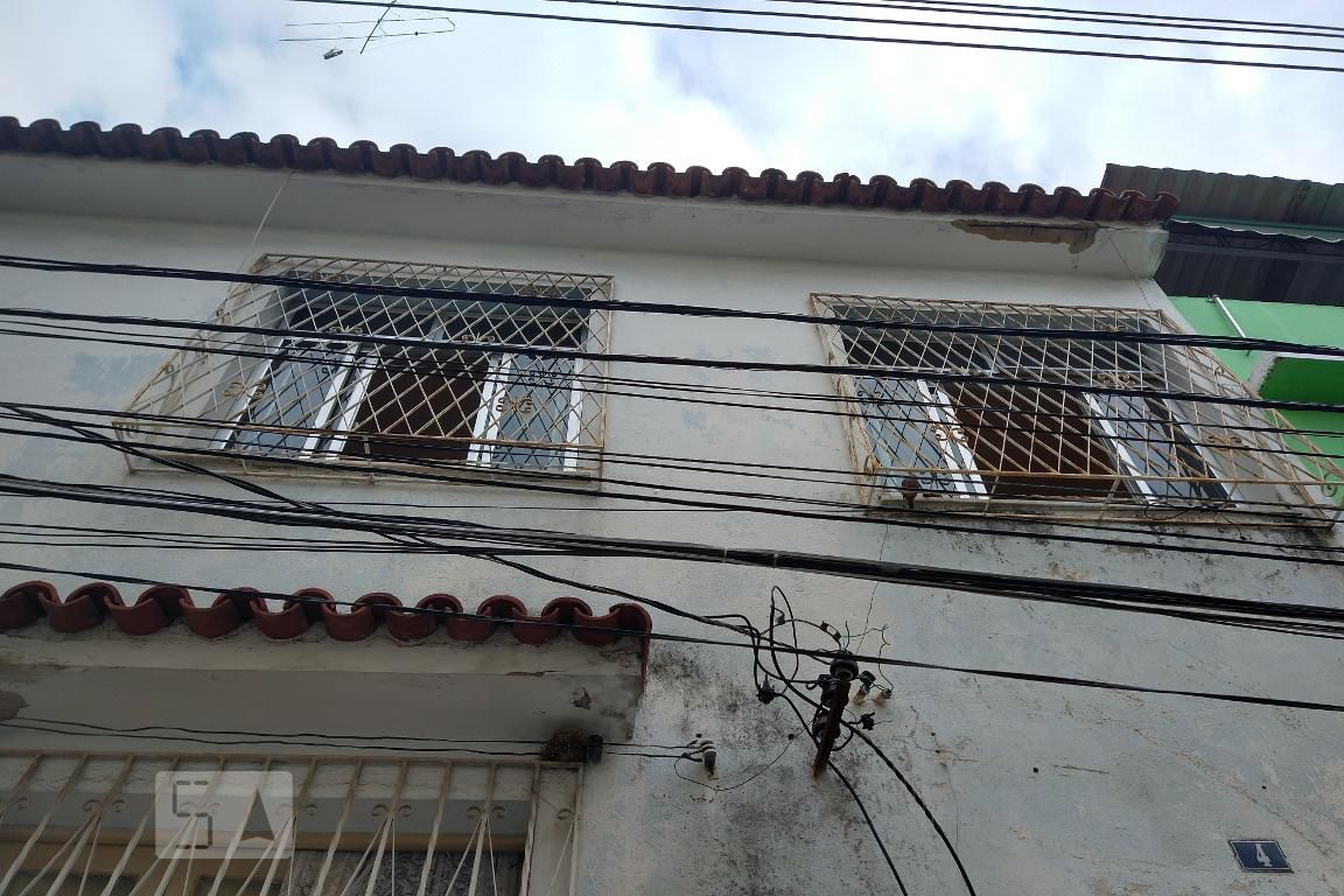 Fachada Condomínio em Rua Gomes Serpa, 409