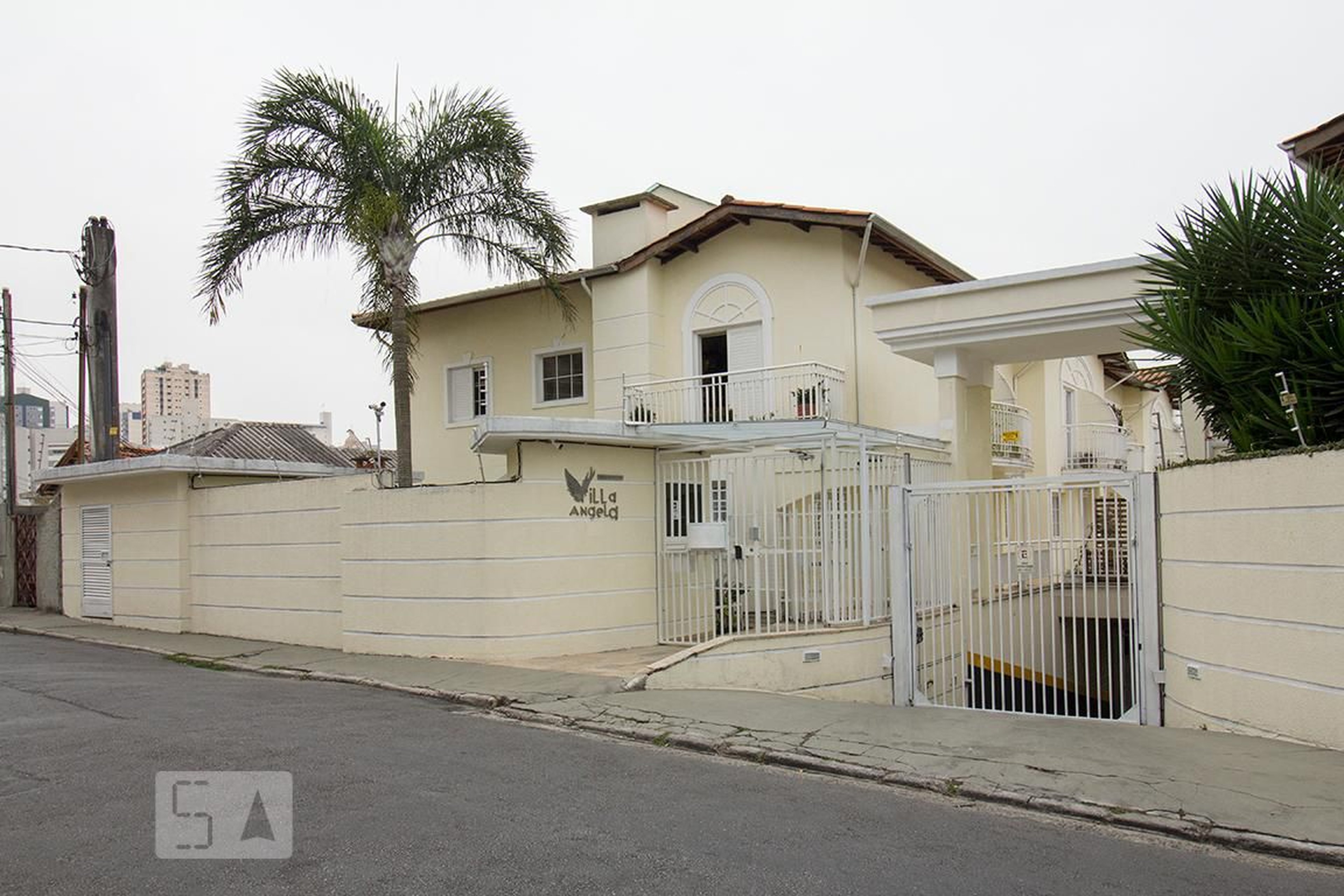 Fachada do Condomínio Condomínio Villa Angela