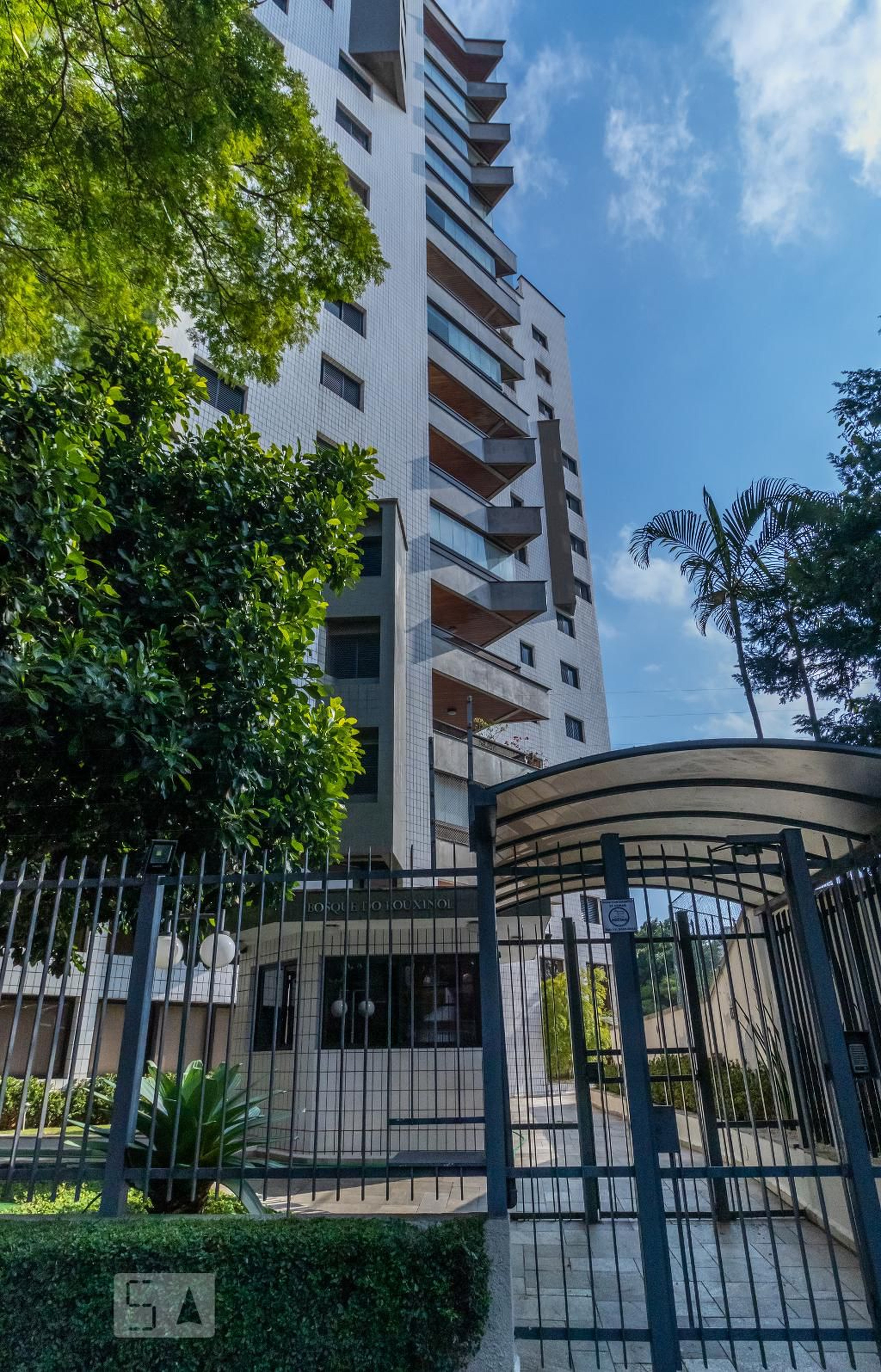 Fachada do Condomínio Edifício Bosque do Rouxinol
