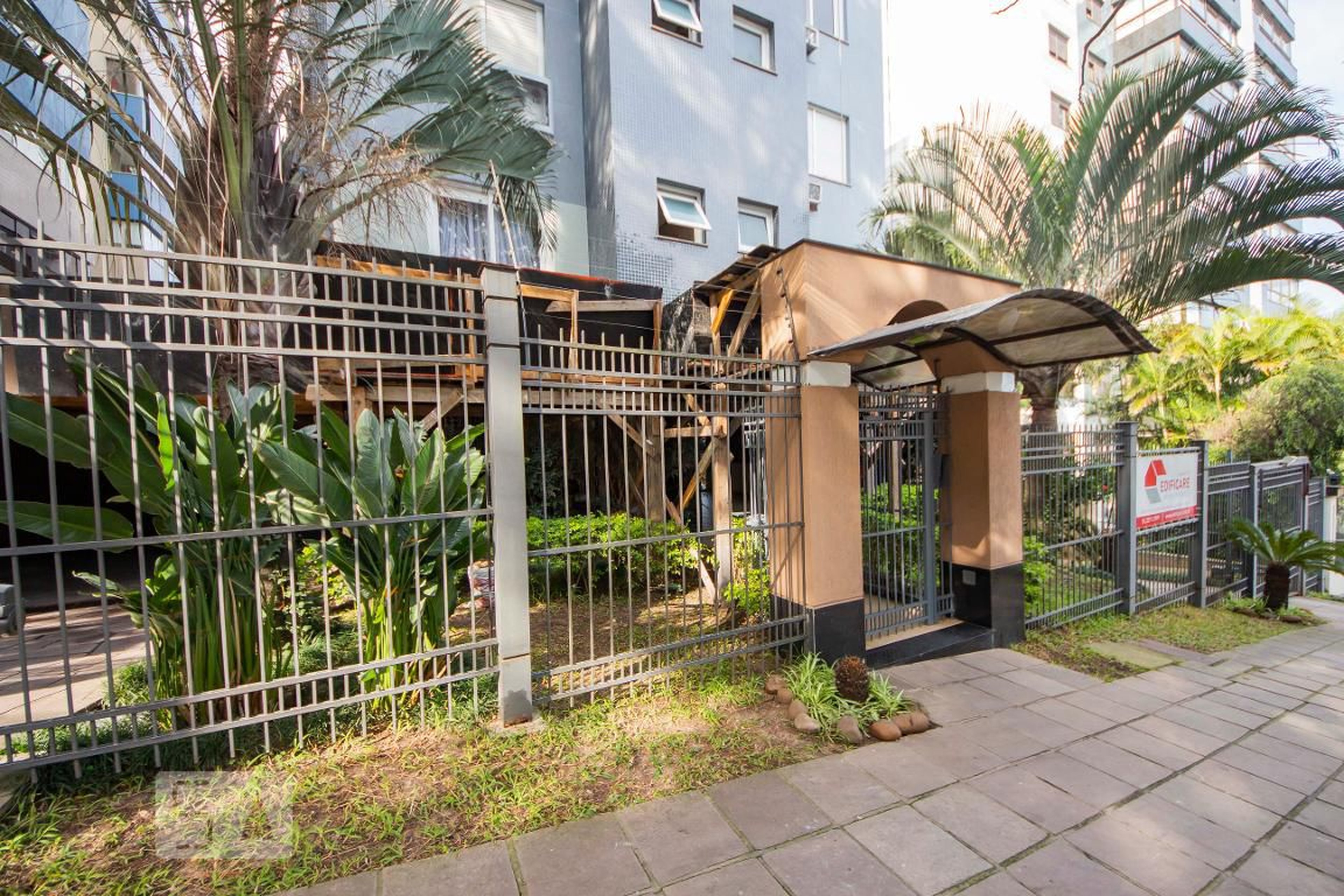 Fachada do Condomínio Condomínio Puerto de Alcalá