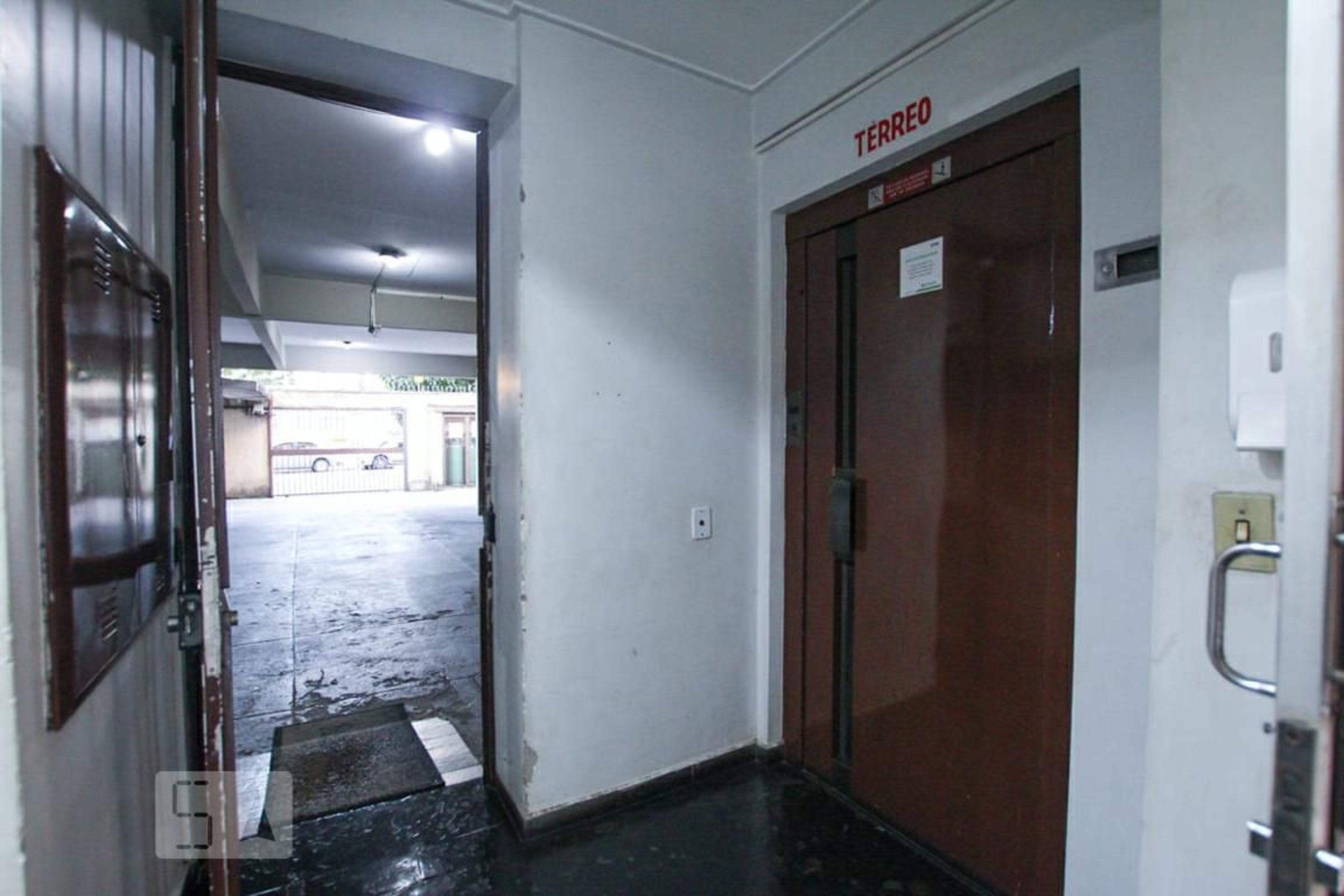Hall de Entrada Condomínio em Rua 16-A, 604