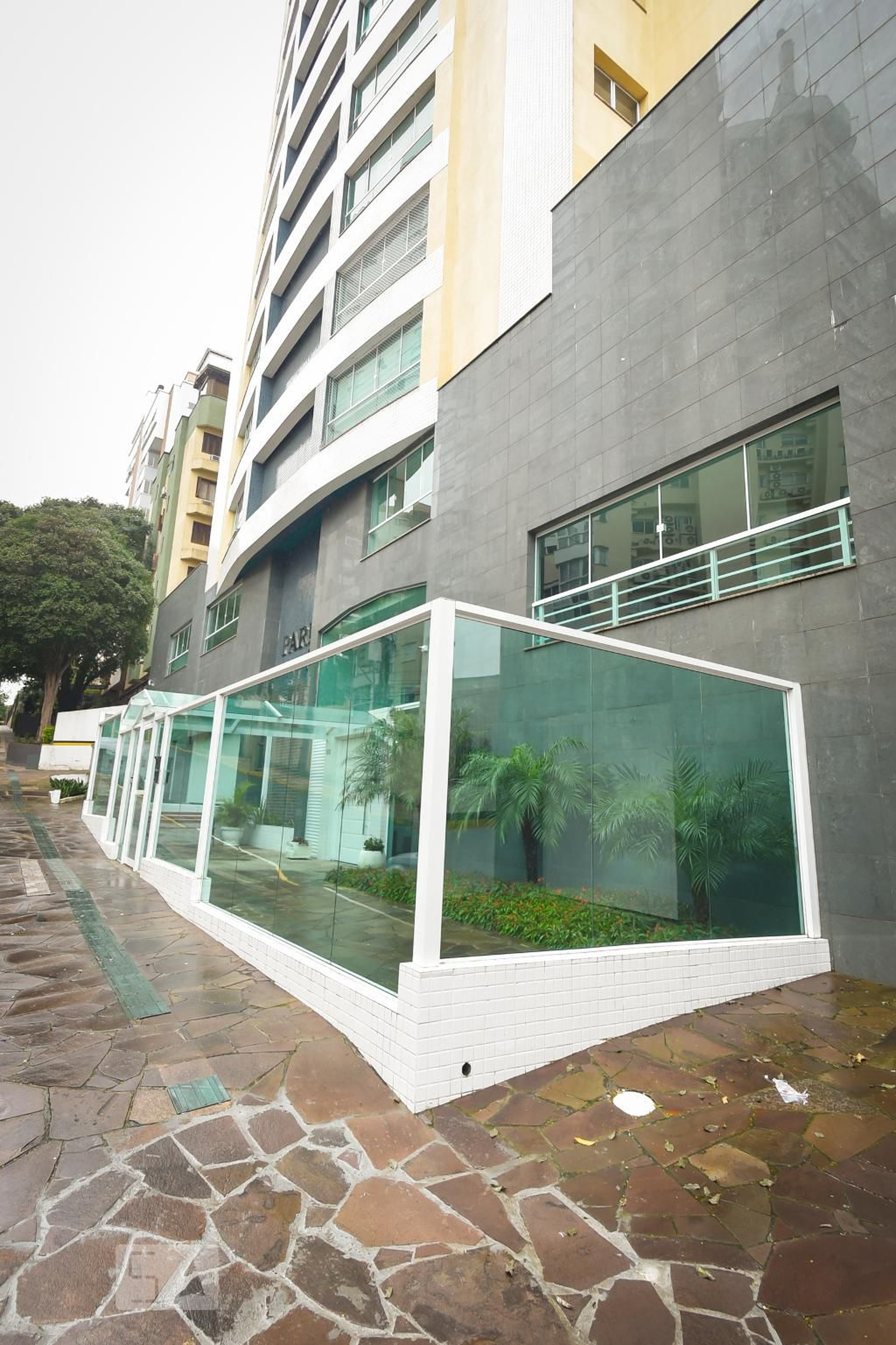 Fachada do Condomínio Condomínio Paris